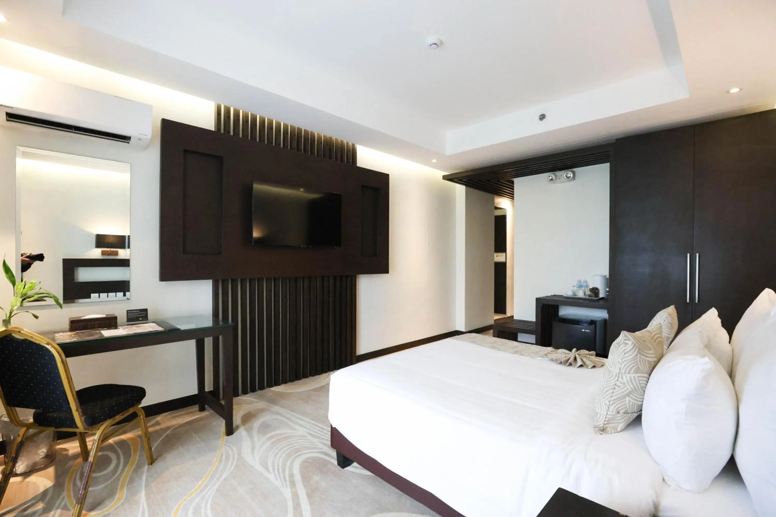 Bed in The Oriental Hotel Legazpi