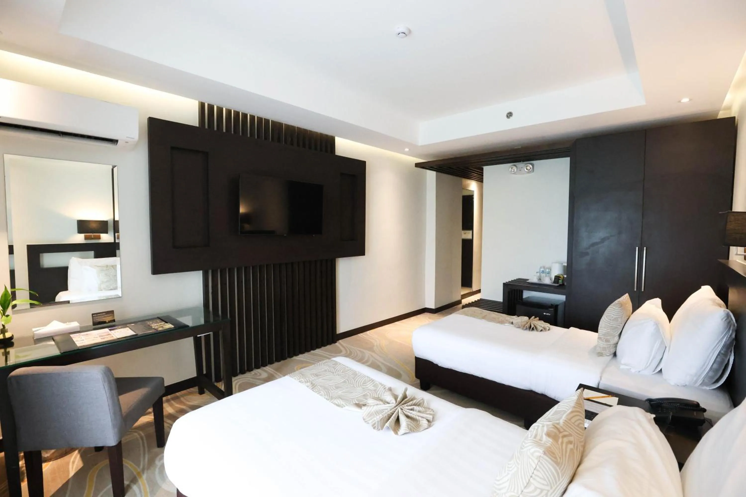 Bed in The Oriental Hotel Legazpi