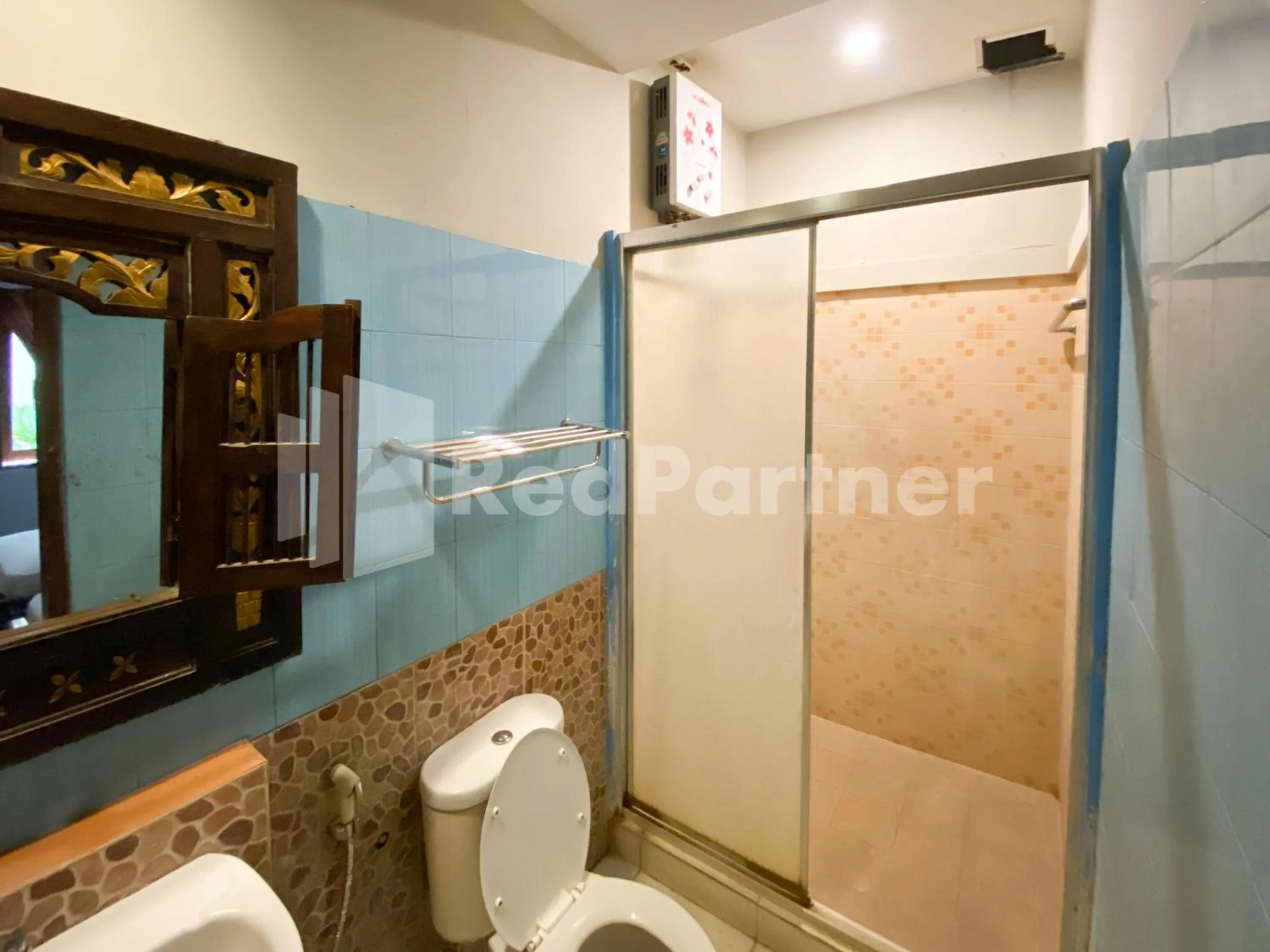 Bathroom in Istana Griya 2 Hotel Solo RedPartner