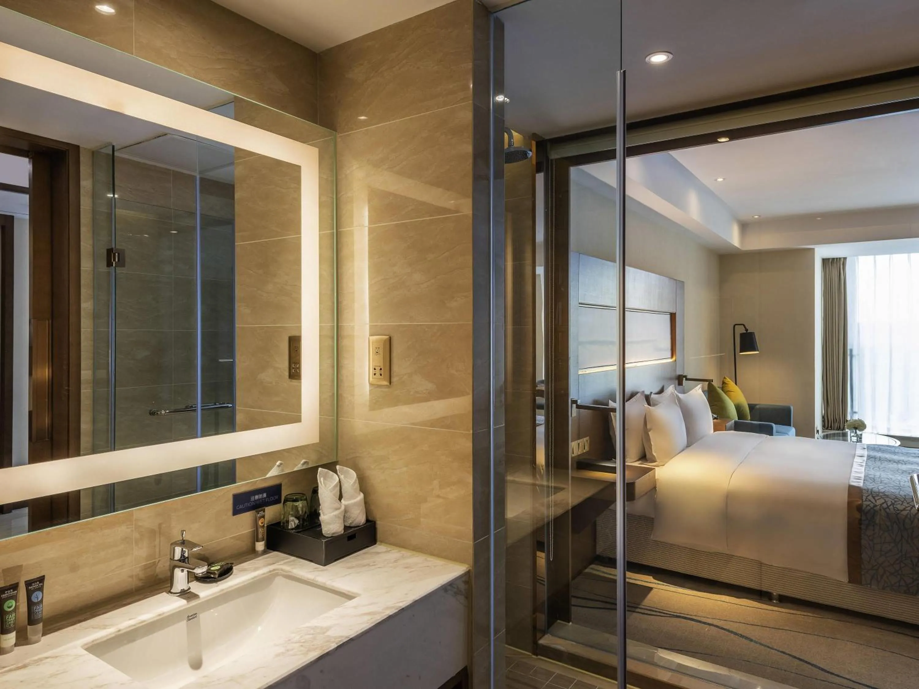 Bedroom, Bed in Novotel Qingdao New Hope