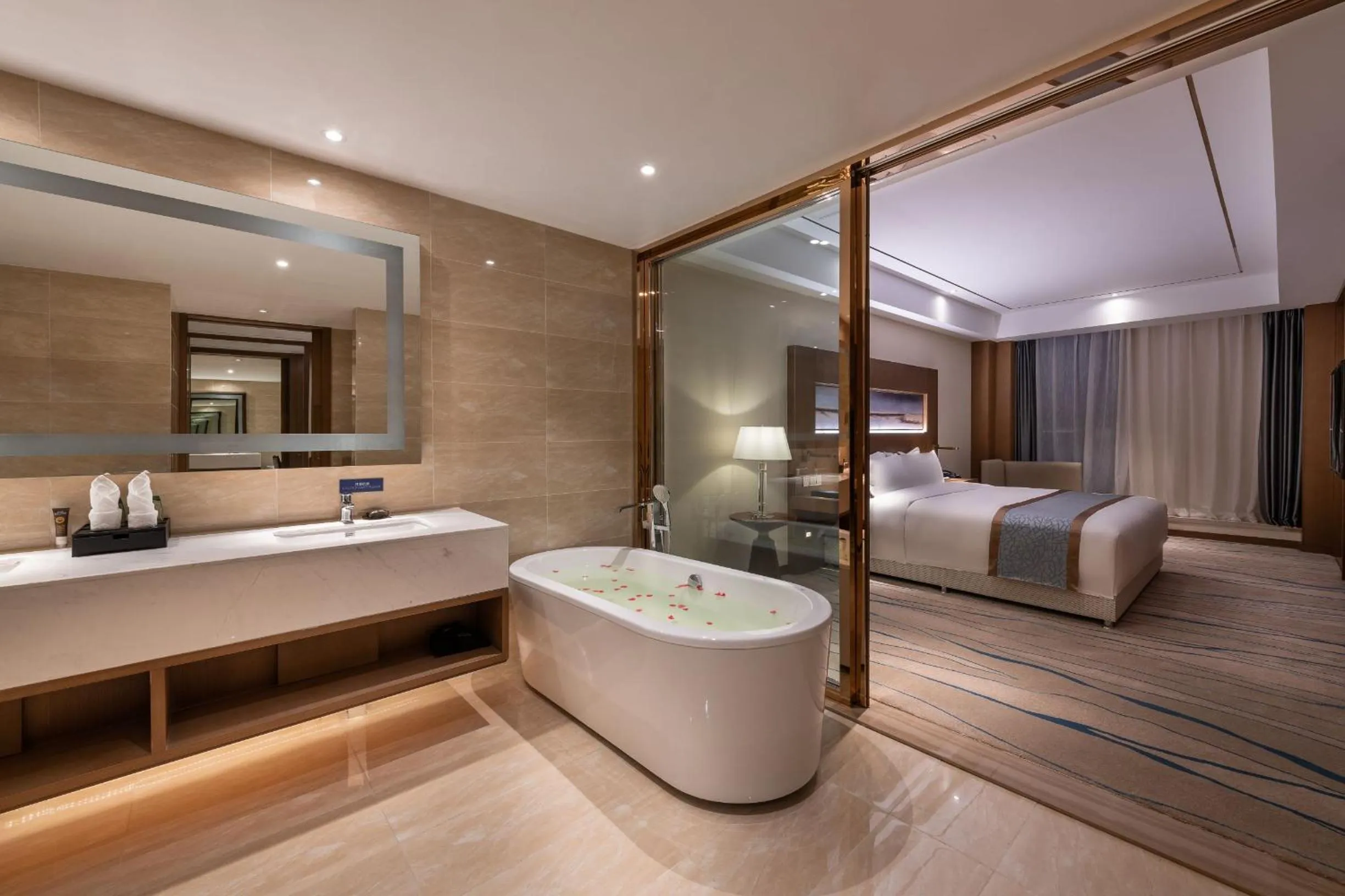 Bathroom, Bed in Novotel Qingdao New Hope