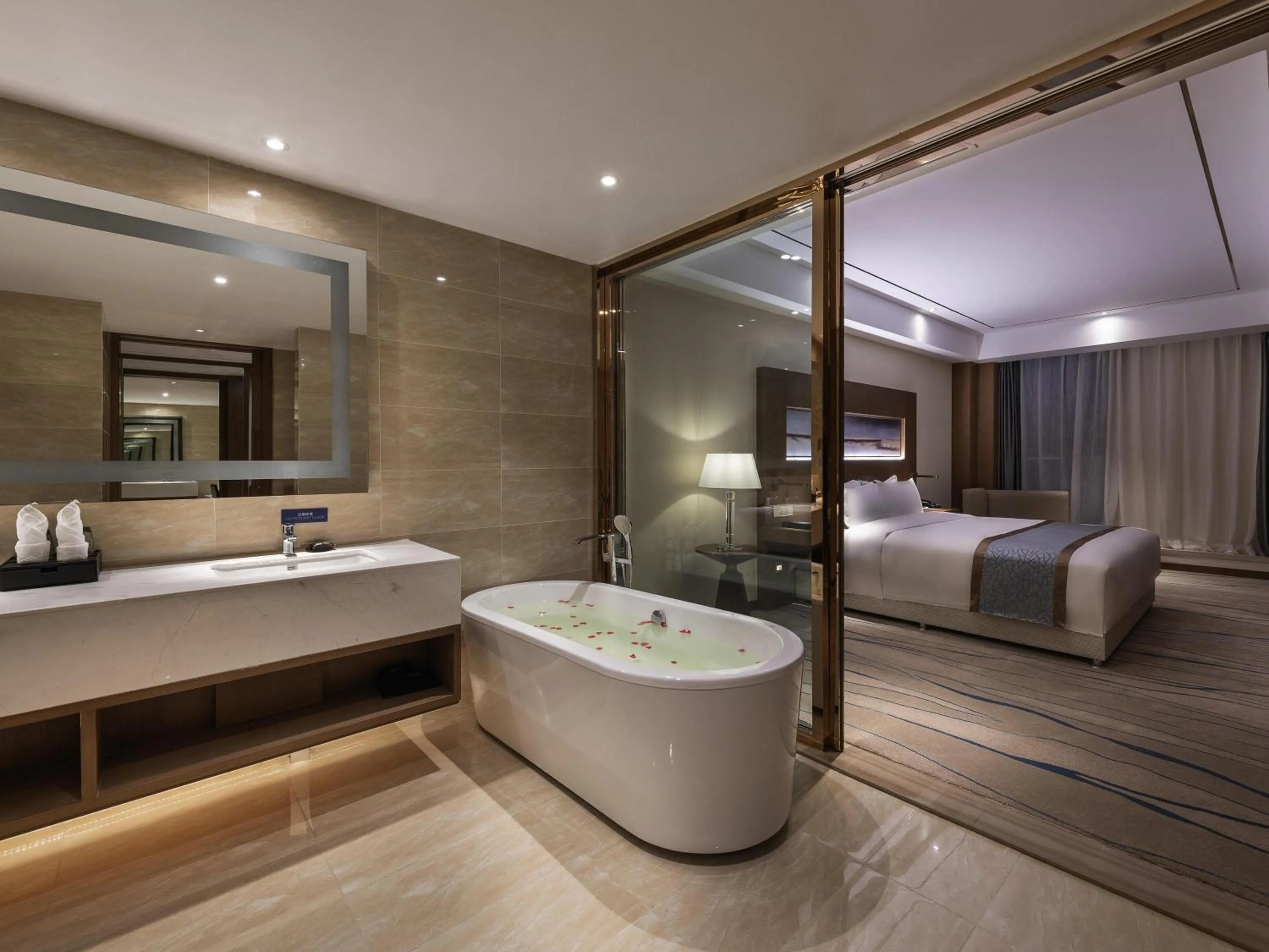 Bedroom, Bed in Novotel Qingdao New Hope