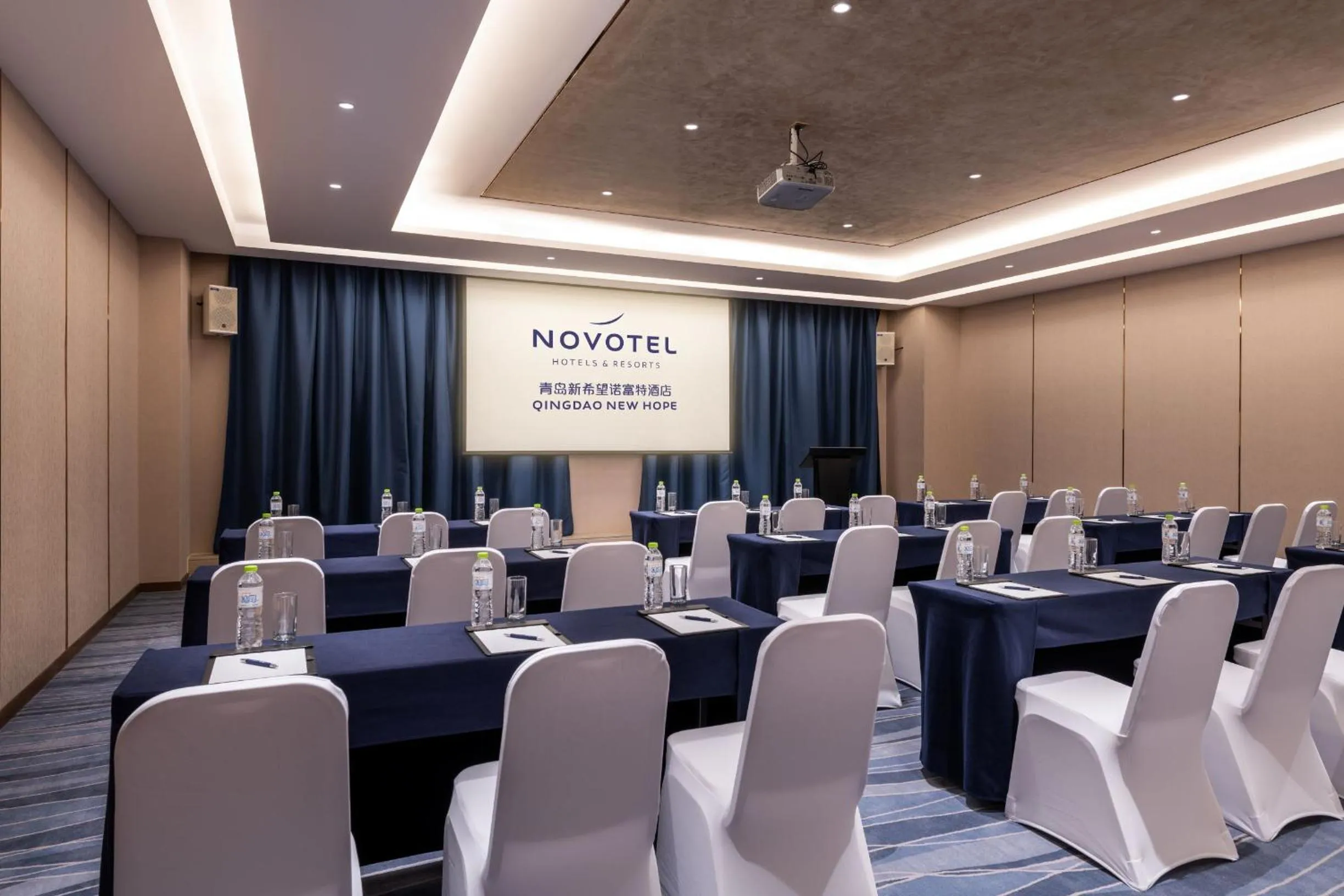 Meeting/conference room in Novotel Qingdao New Hope