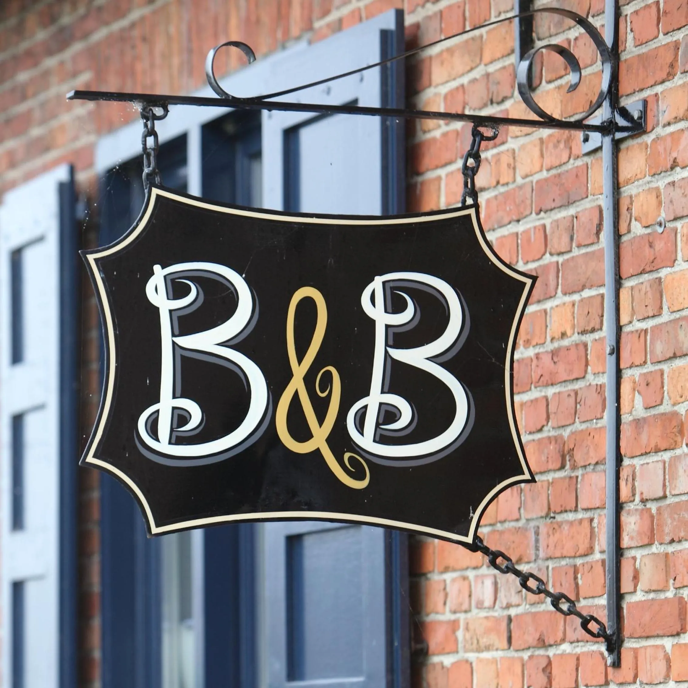 Property logo or sign in B&B Back2Front