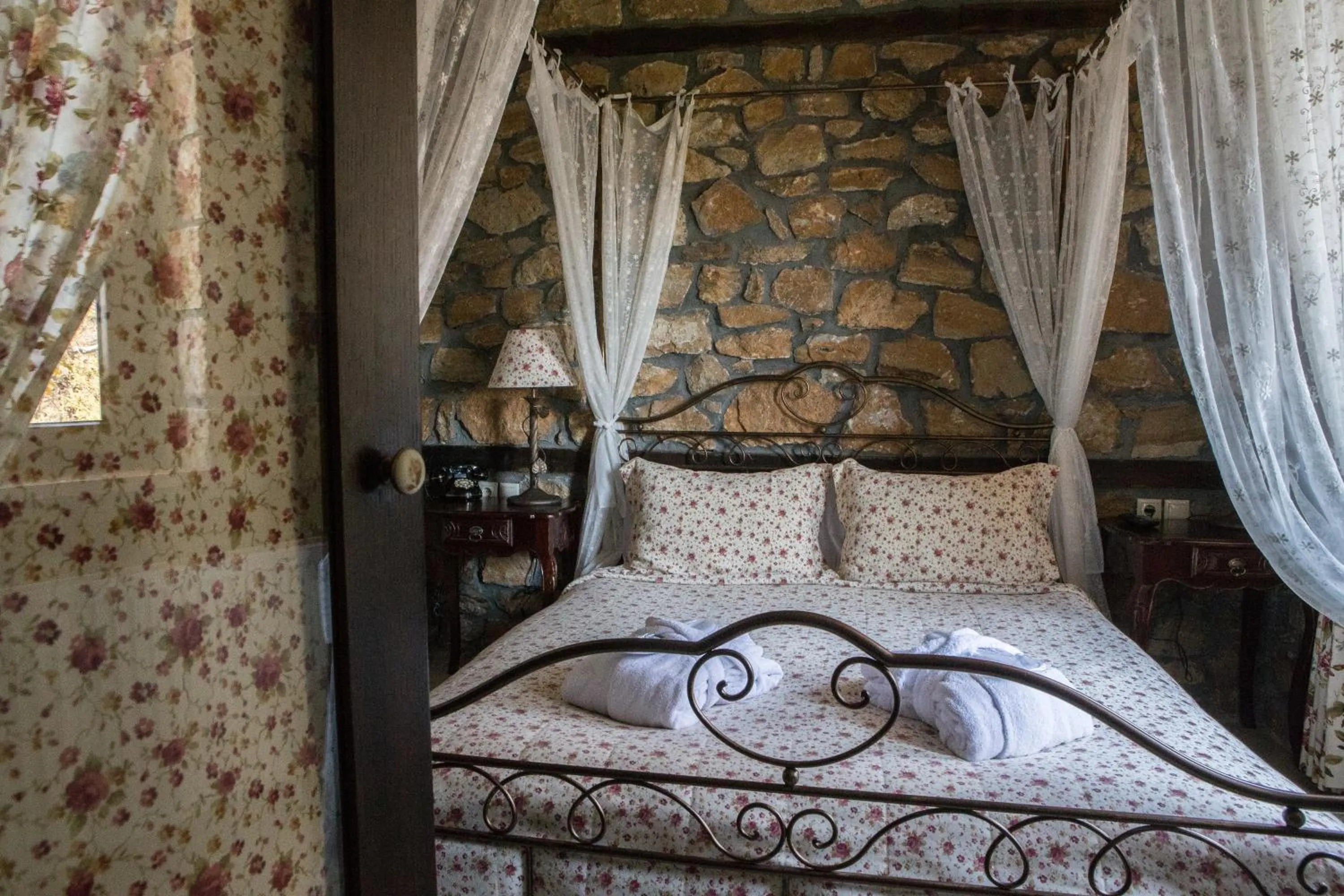 Bedroom, Bed in Archontiko Emmanouilidi Suites