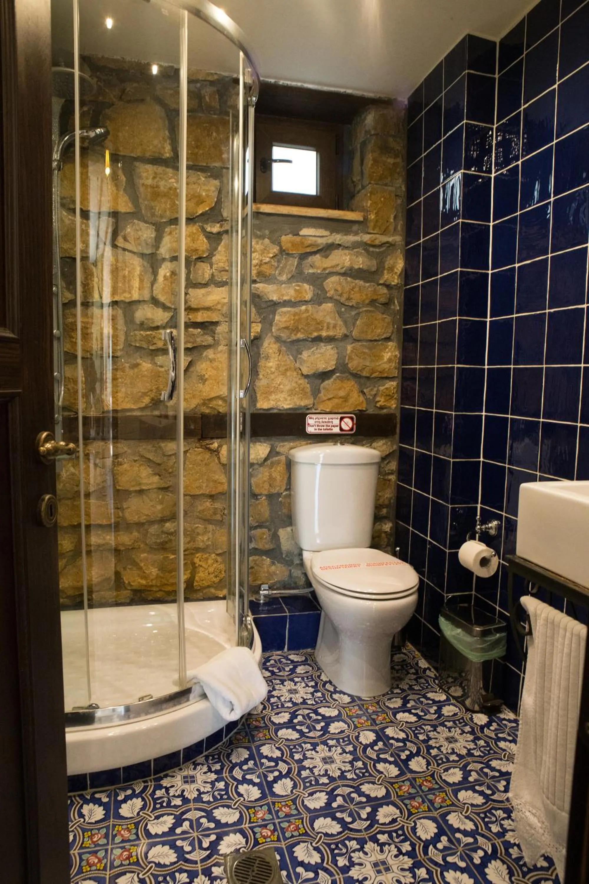 Shower in Archontiko Emmanouilidi Suites