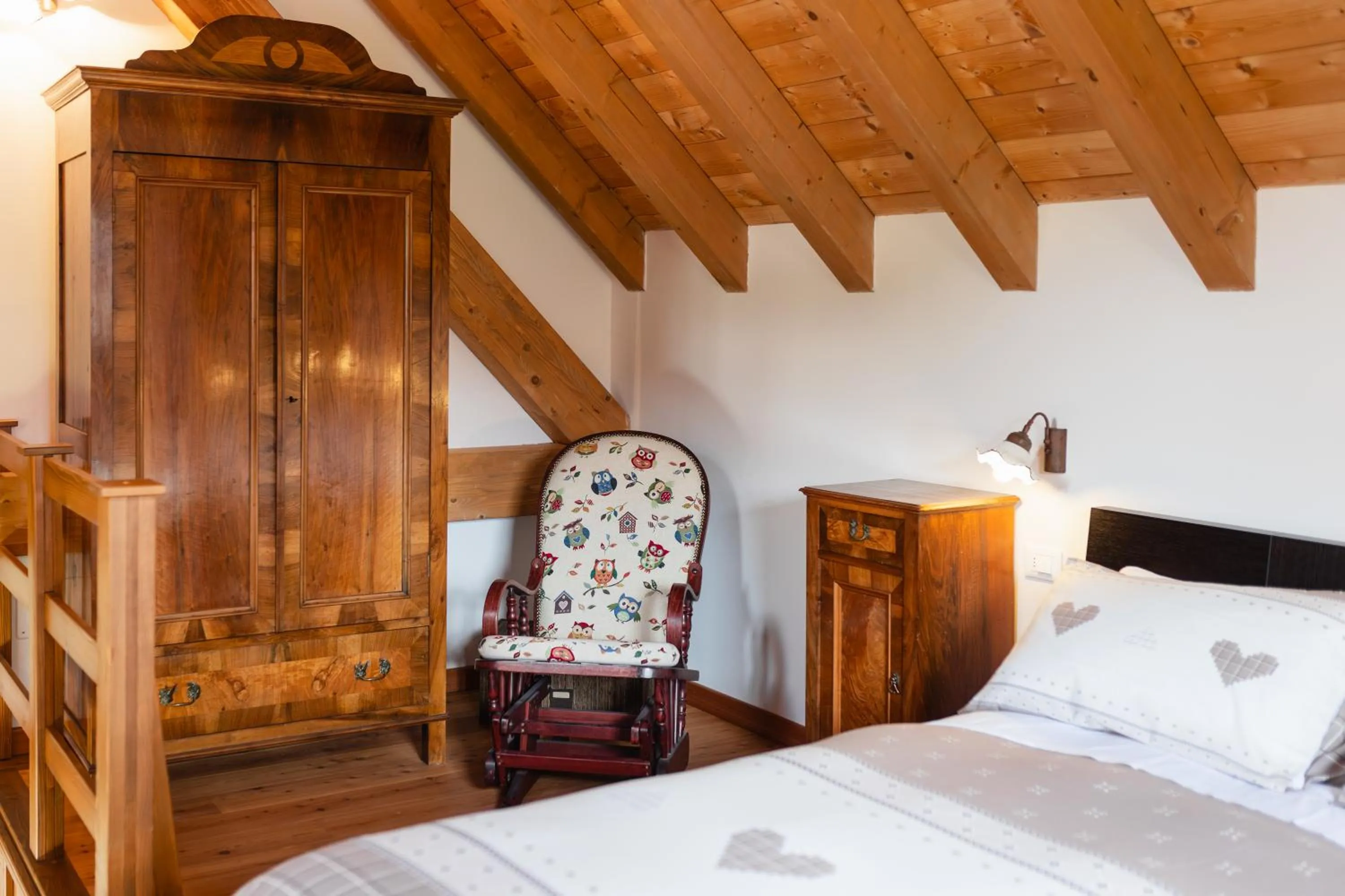 Bedroom, Bed in Albergo Diffuso Comeglians