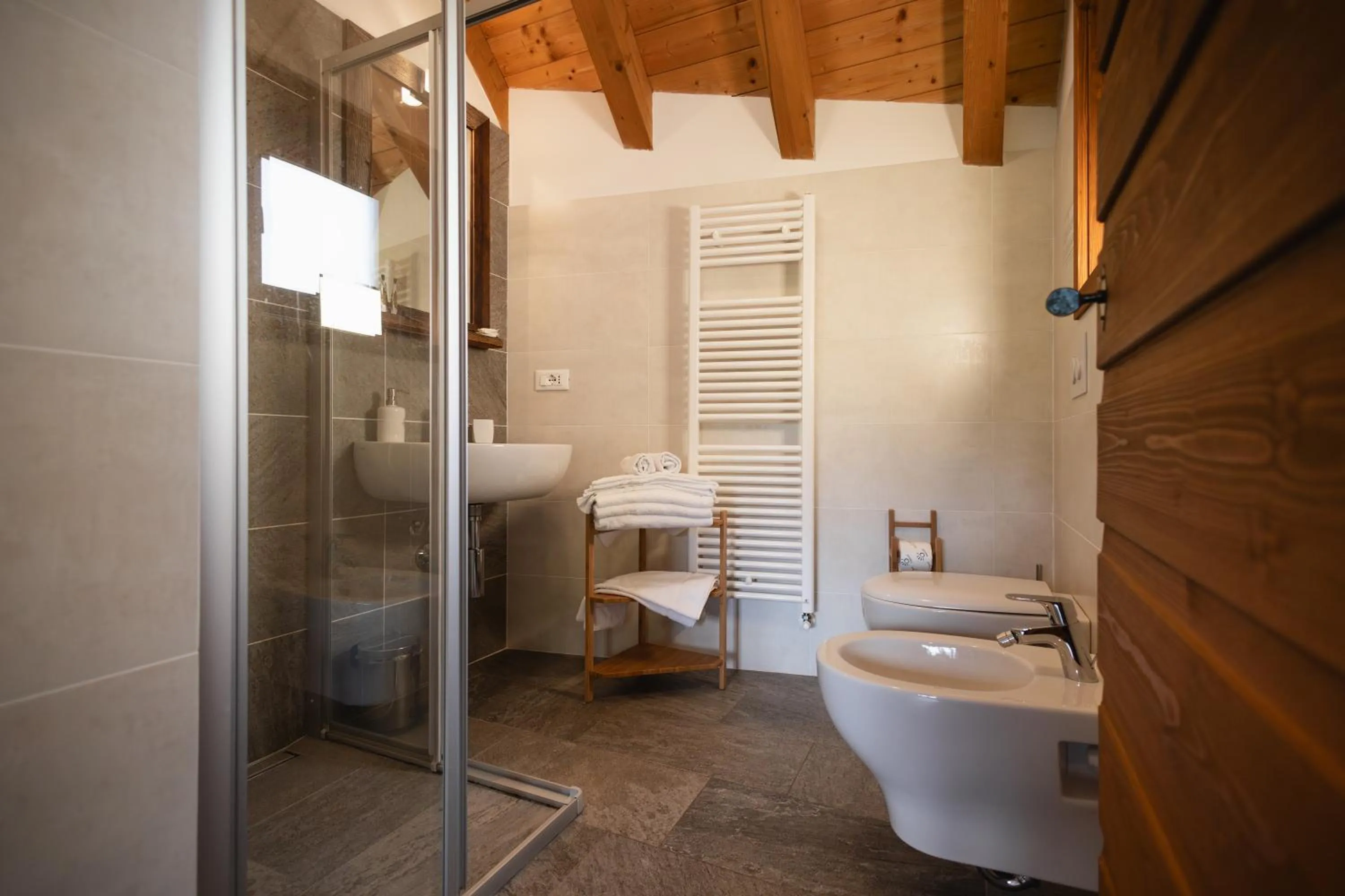 Bathroom in Albergo Diffuso Comeglians