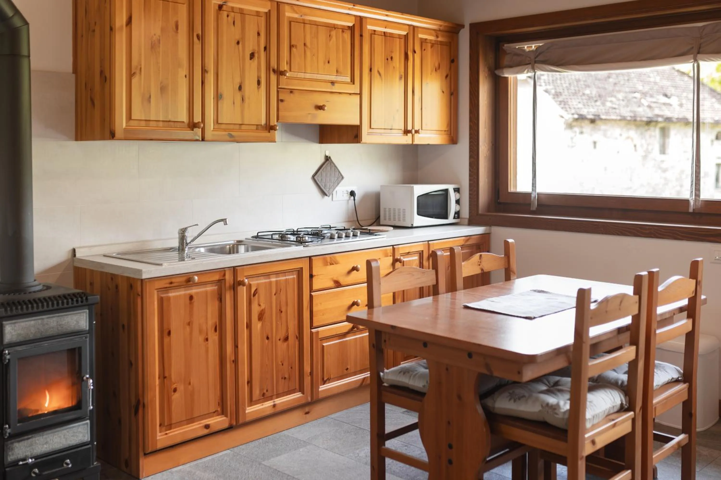 kitchen in Albergo Diffuso Comeglians