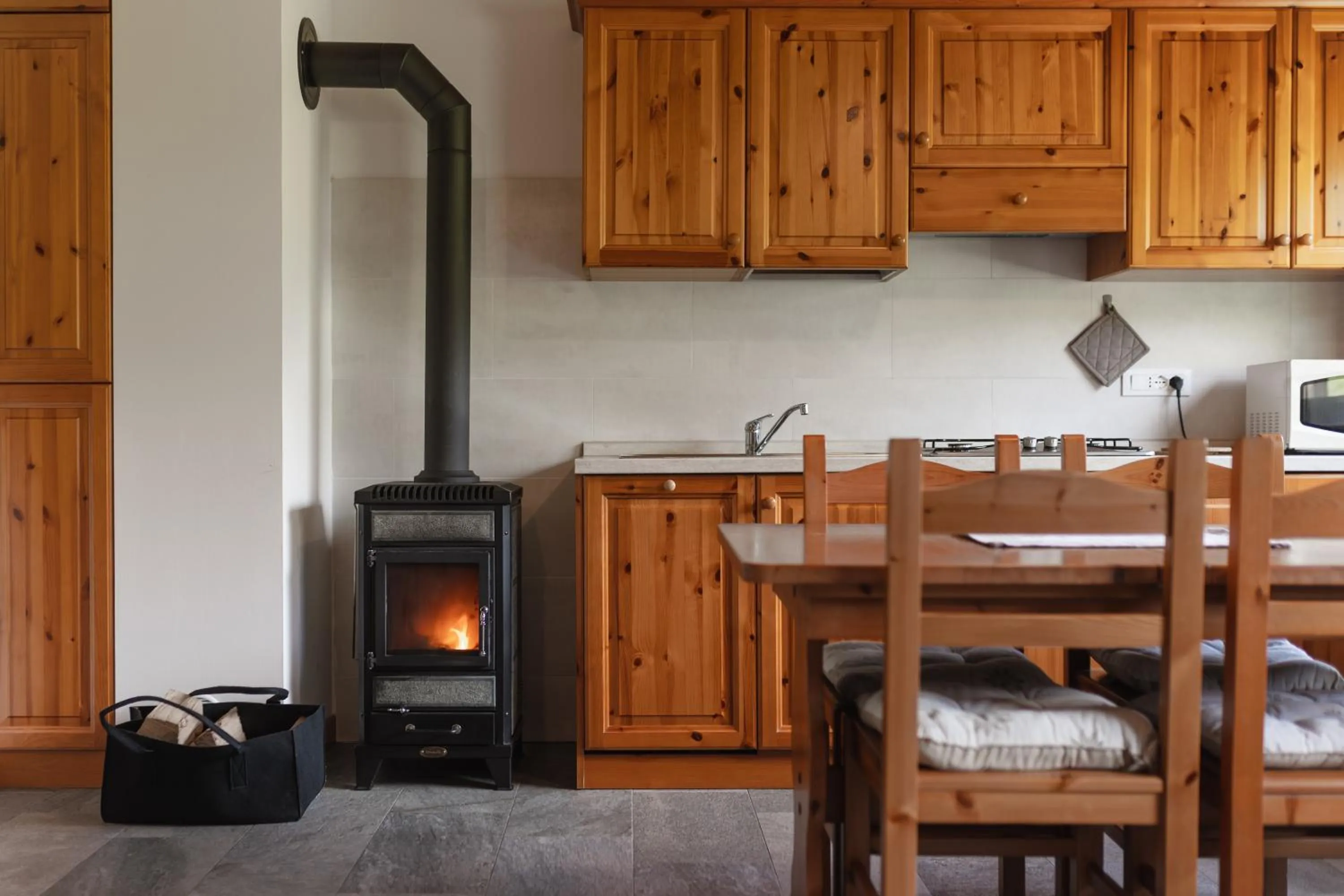 kitchen in Albergo Diffuso Comeglians