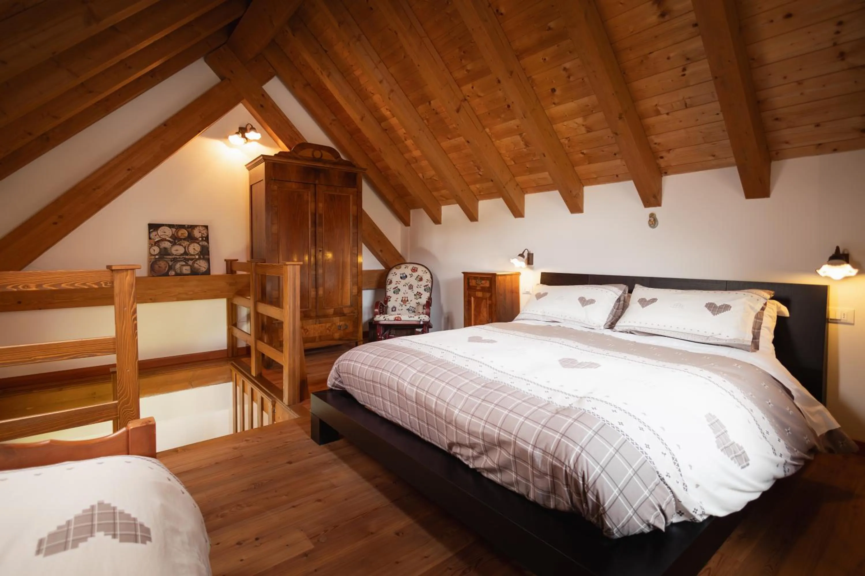 Bedroom, Bed in Albergo Diffuso Comeglians