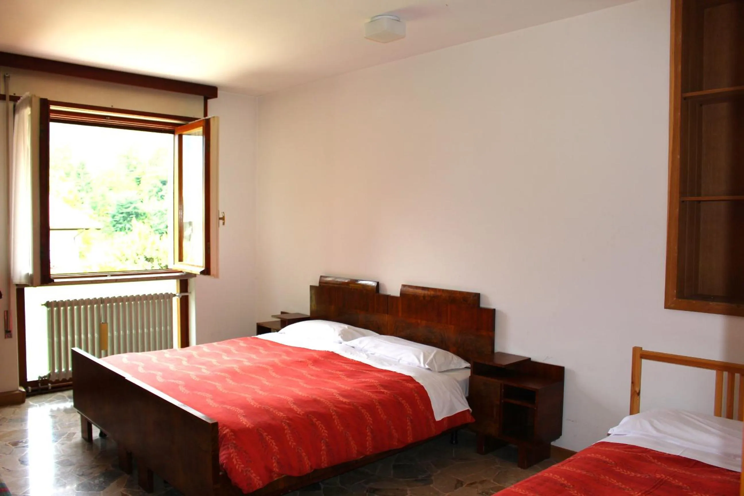Bedroom, Bed in Albergo Diffuso Comeglians