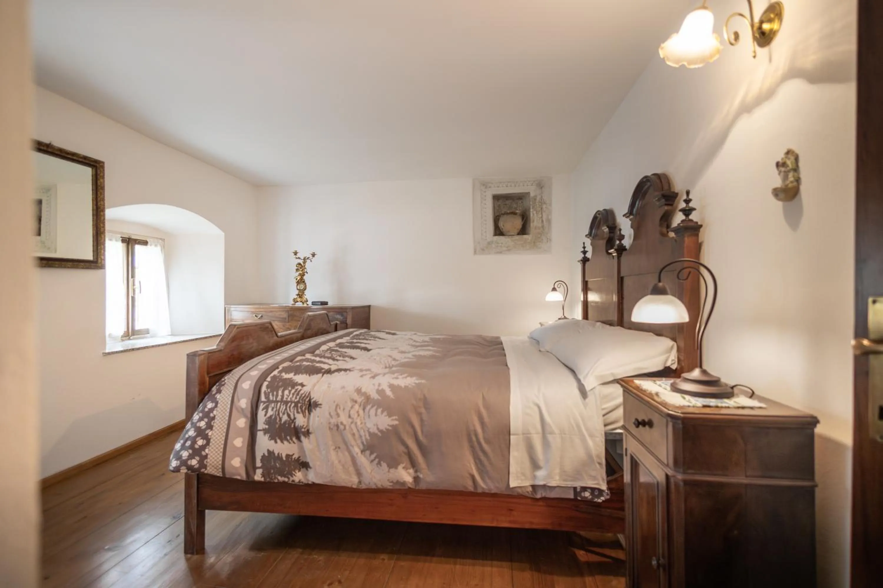 Bedroom, Bed in Albergo Diffuso Comeglians