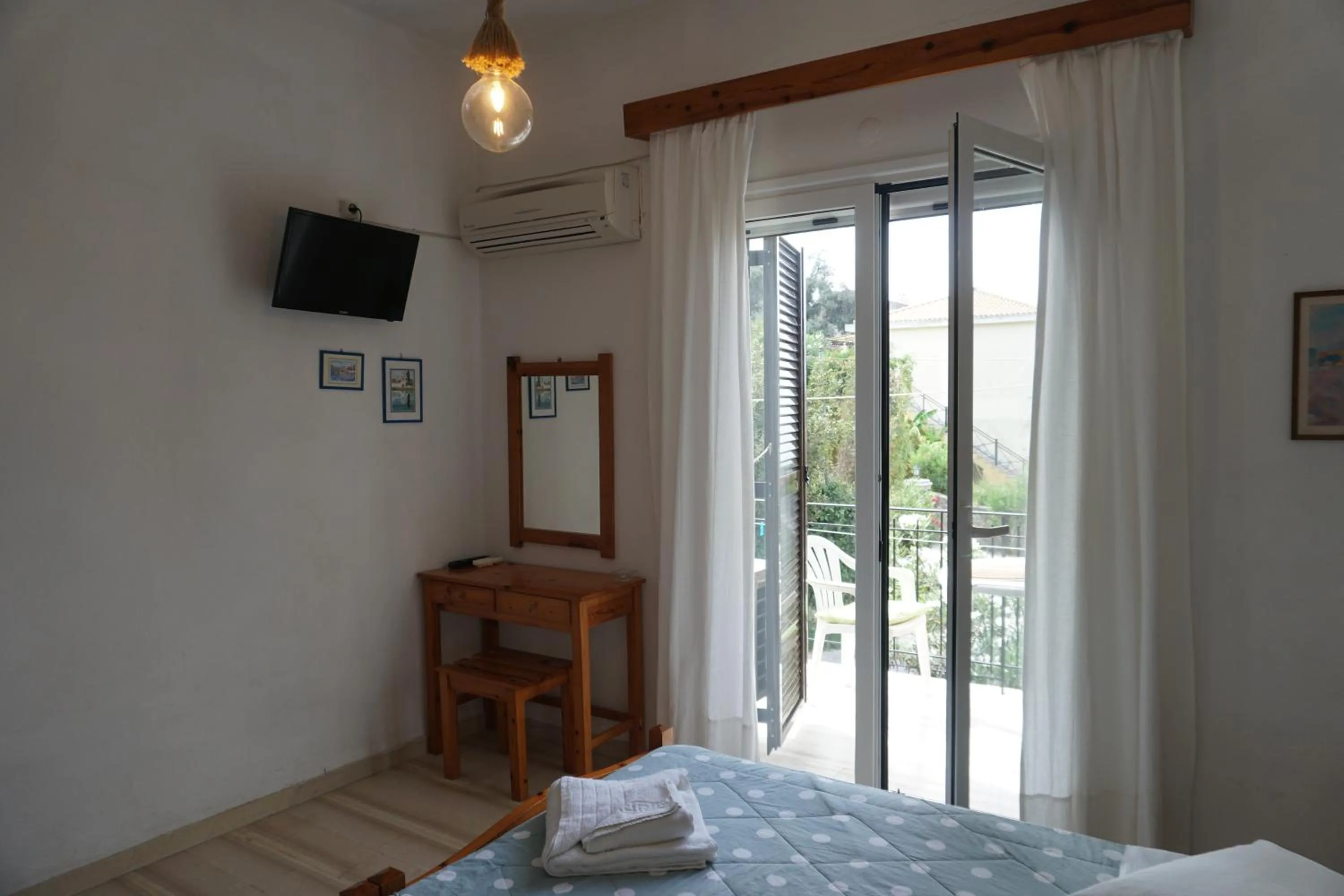 Photo of the whole room, Bed in Arillas Studios