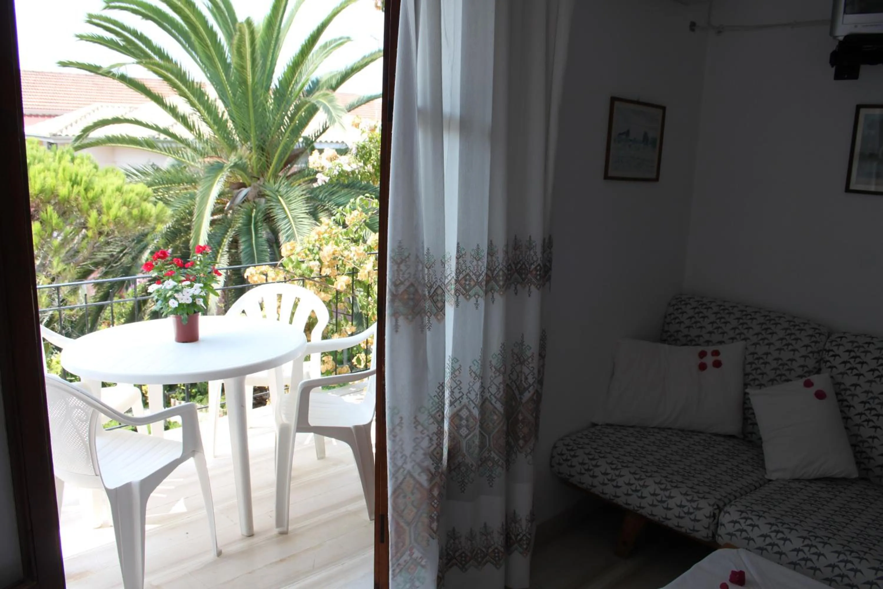 Photo of the whole room in Arillas Studios