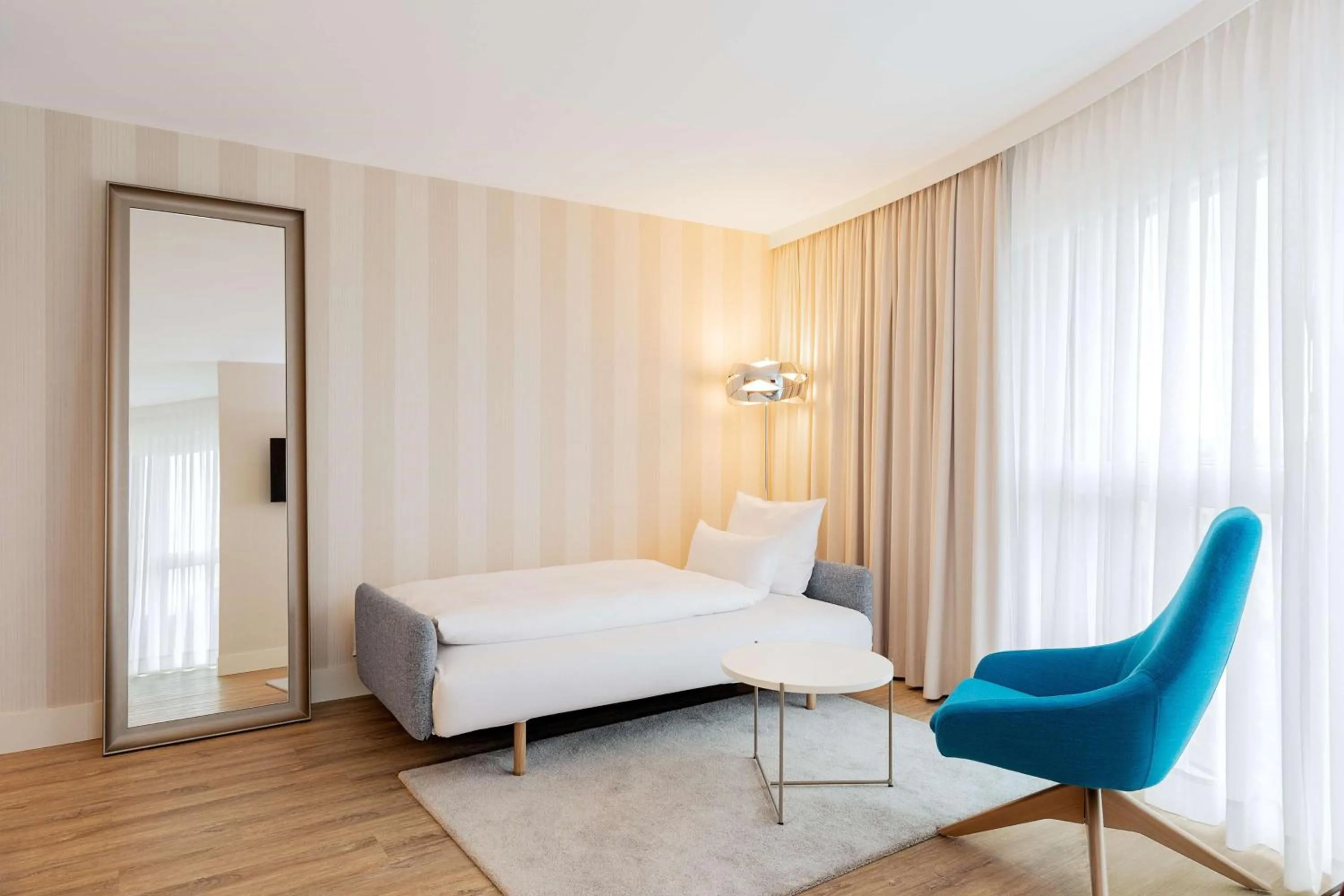 Bedroom, Bed in NH Mannheim