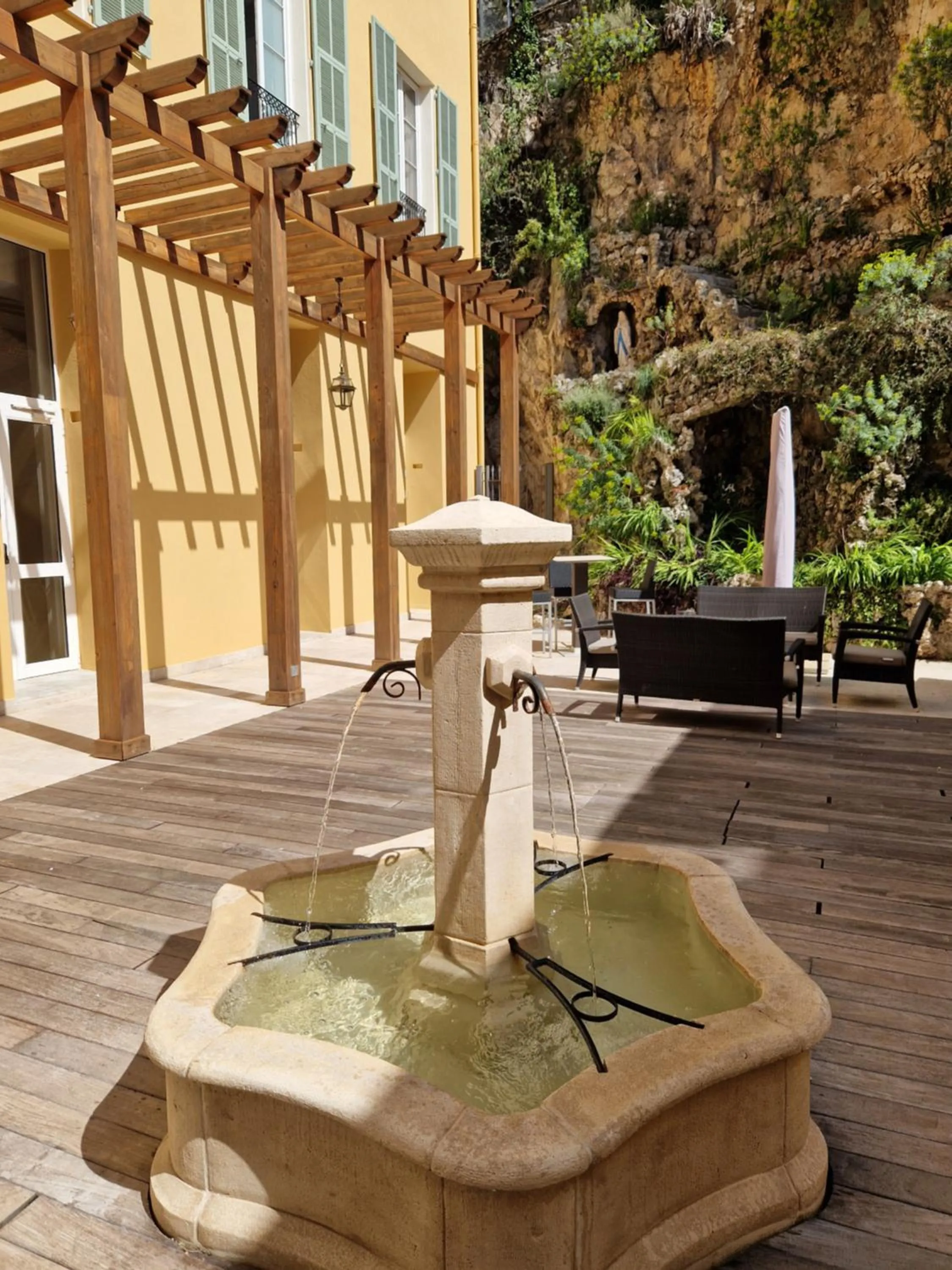 Property building in Hotel Le Saint Paul