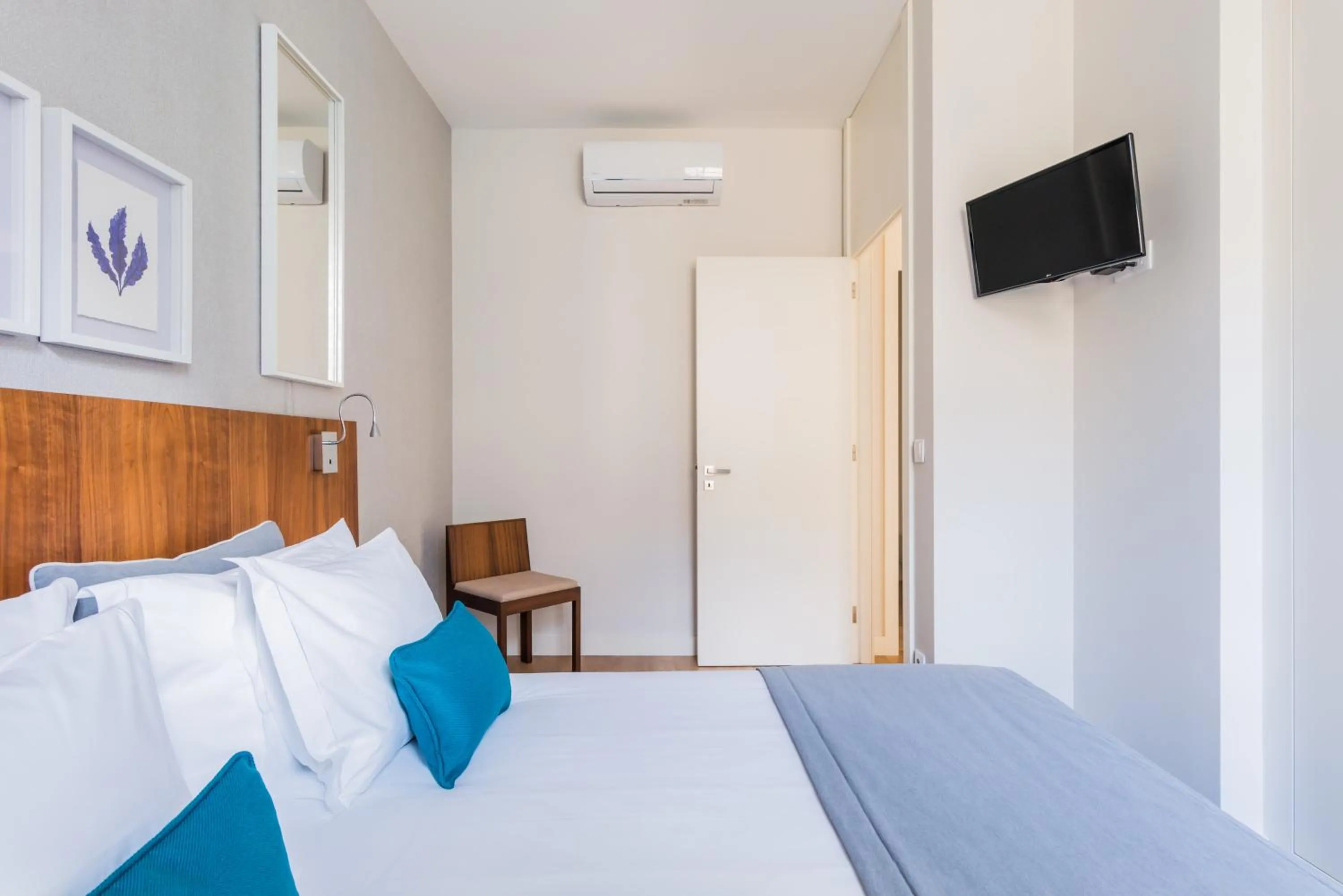 Bedroom, Bed in Augusta Residence Apartments