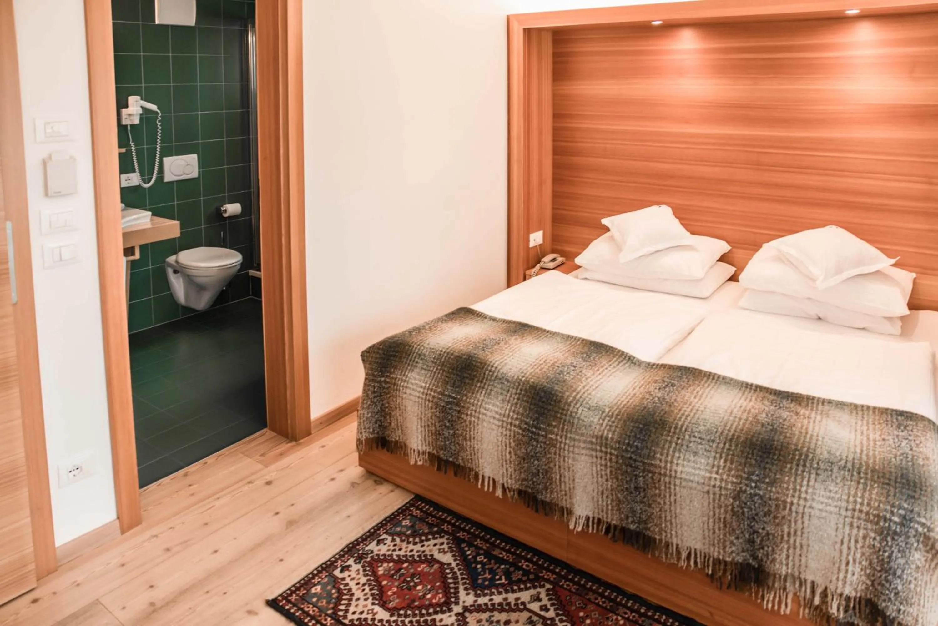 Bathroom, Bed in Hotel La Villa