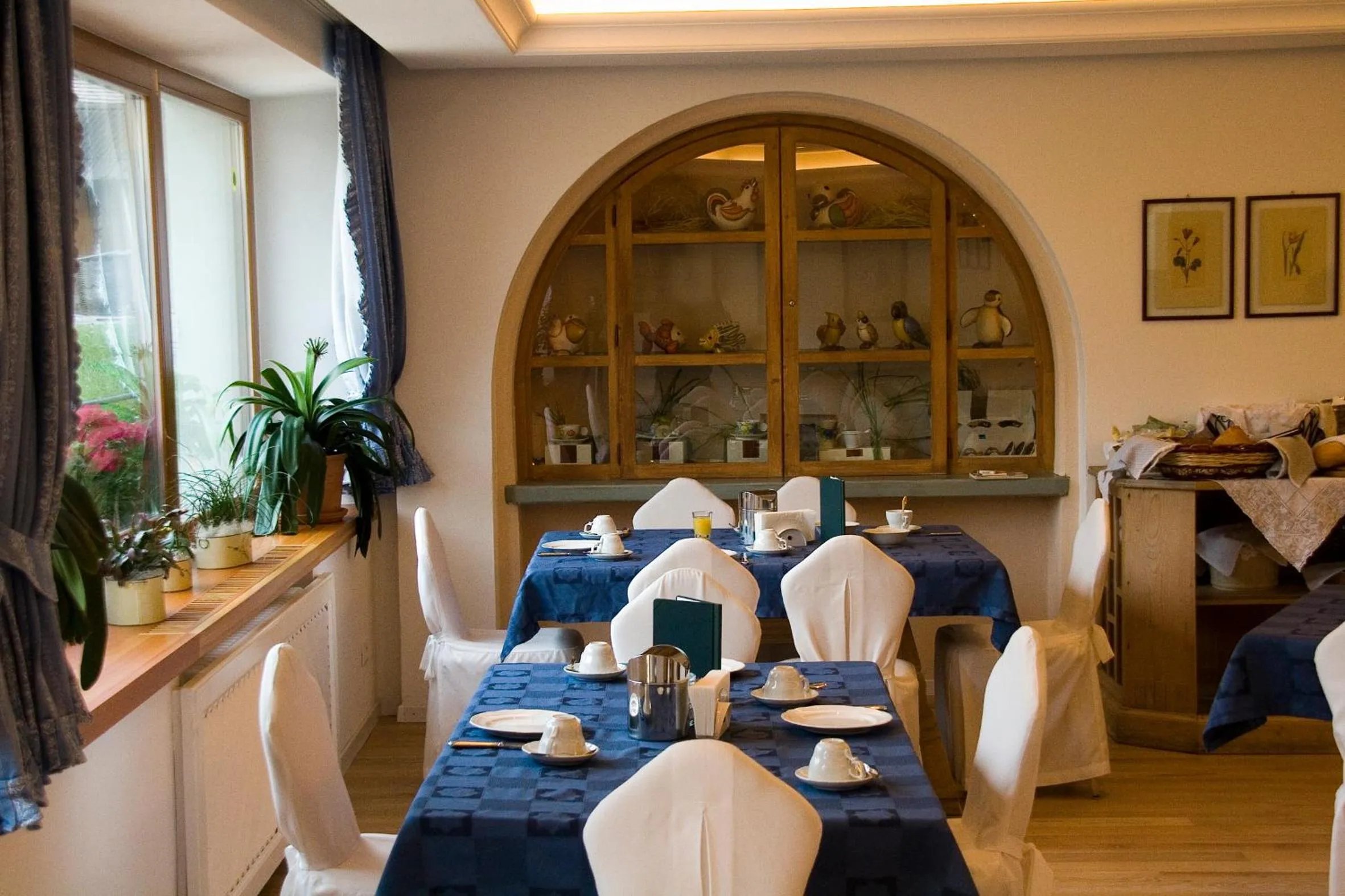 Restaurant/places to eat in Hotel La Villa