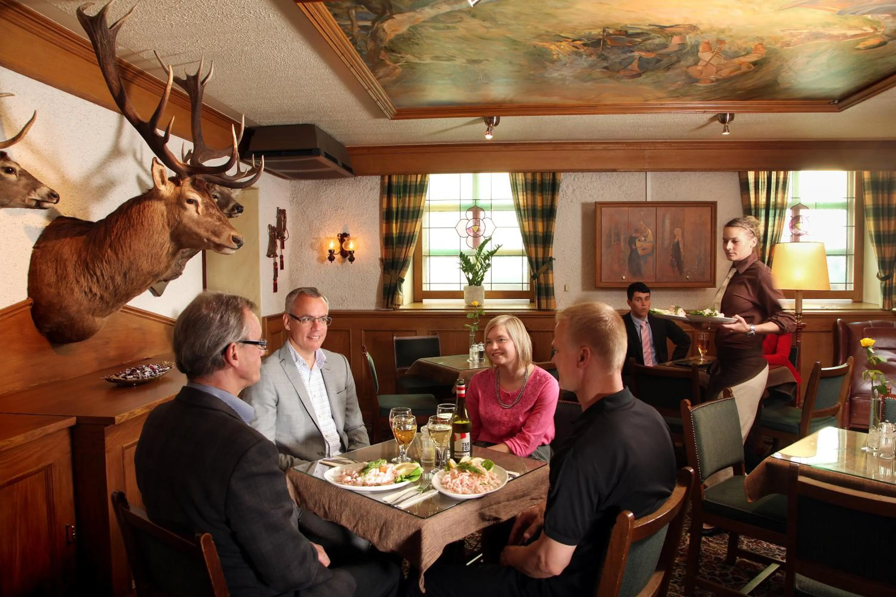 Restaurant/places to eat in Hotel Astor