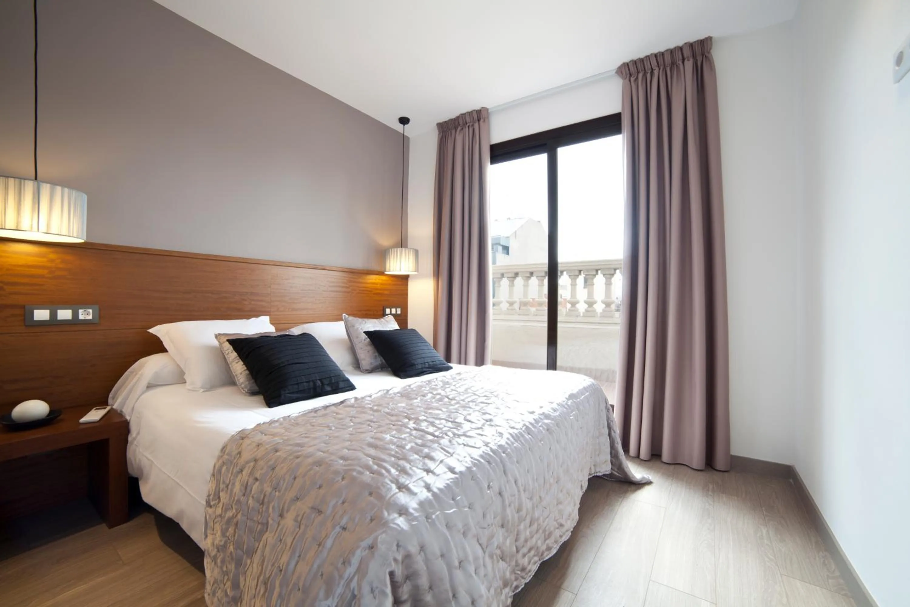 Bedroom, Bed in Serennia Apartamentos Ramblas - Plaça Catalunya