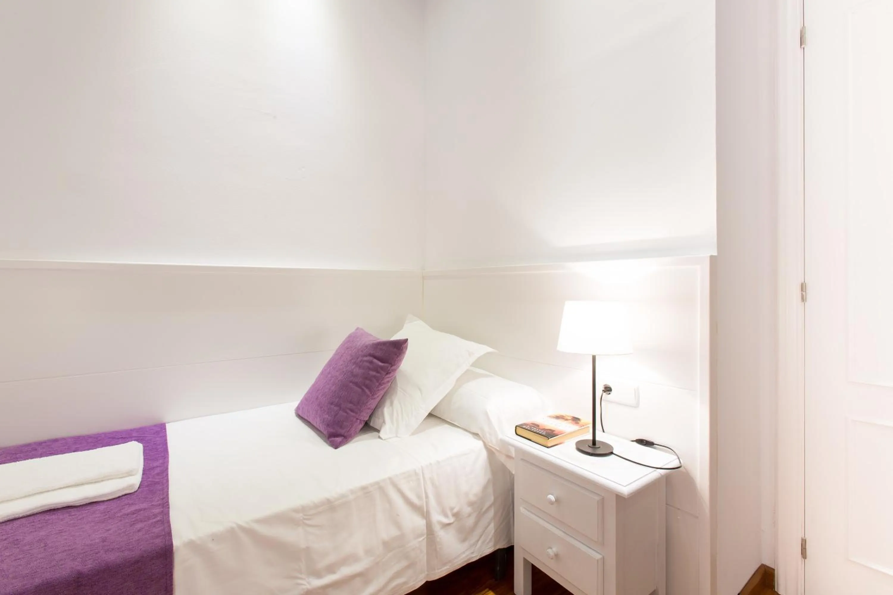 Bedroom, Bed in Serennia Apartamentos Ramblas - Plaça Catalunya