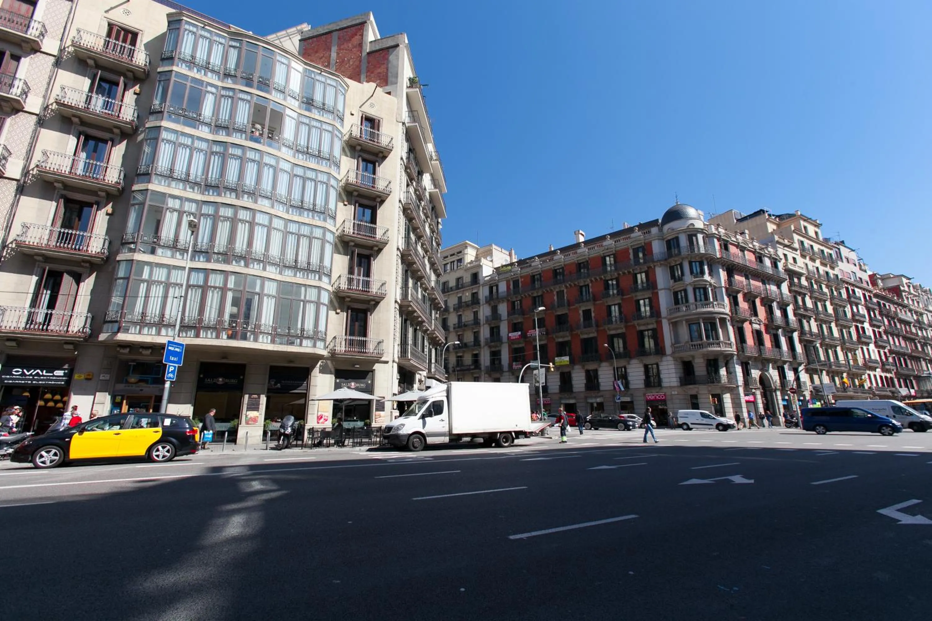 Facade/entrance in Serennia Apartamentos Ramblas - Plaça Catalunya
