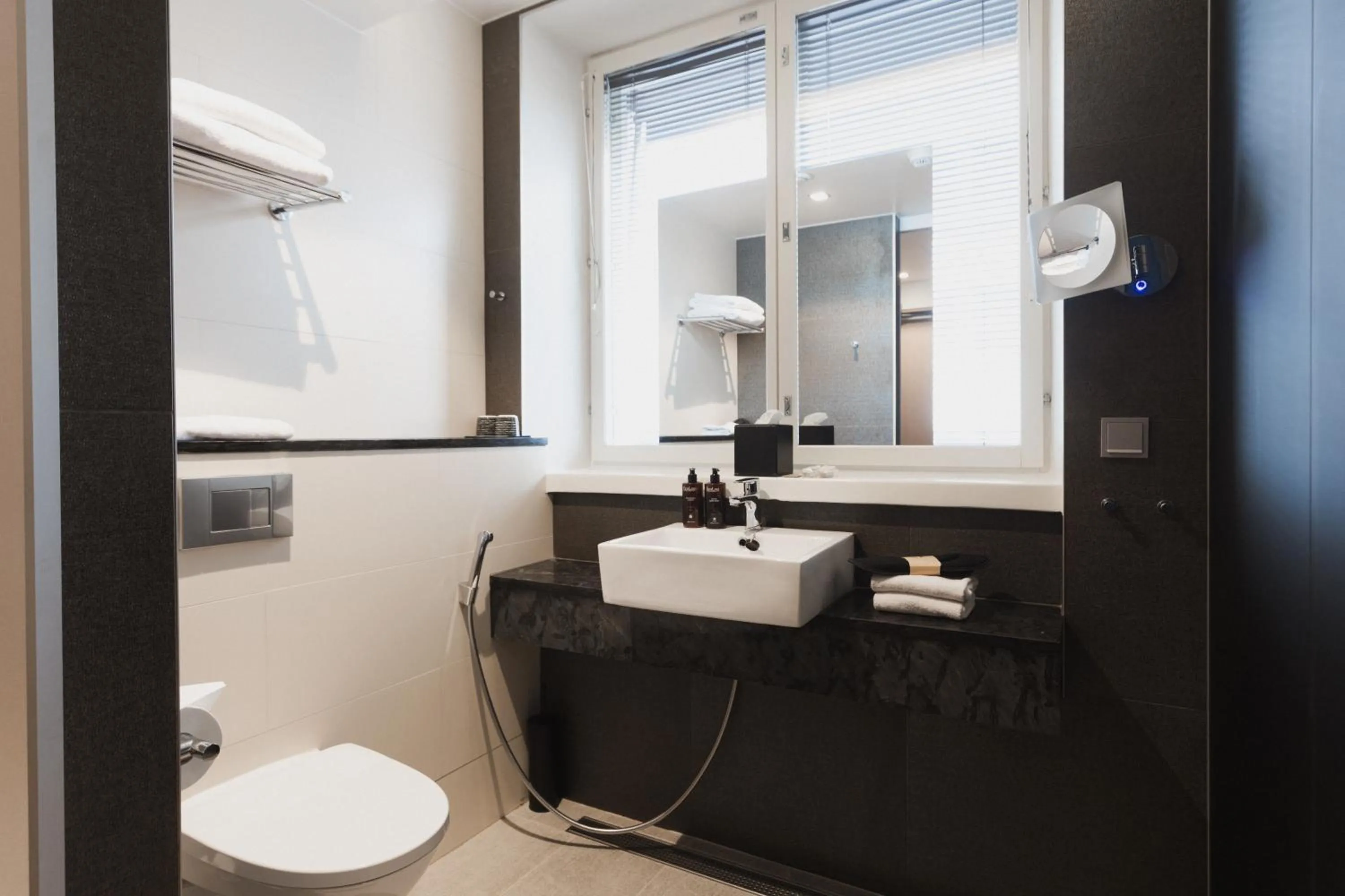 Toilet in GLO Hotel Art