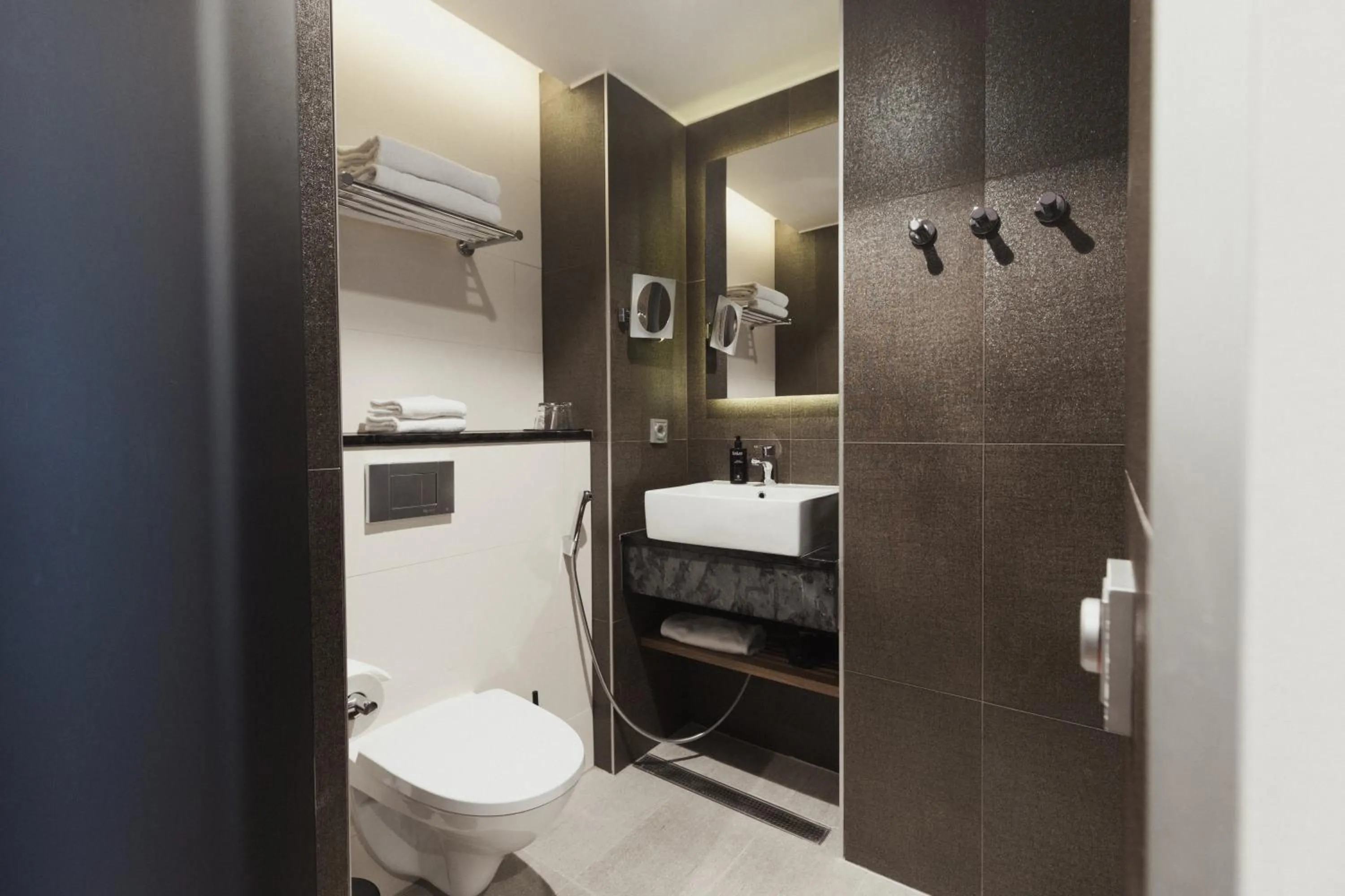 Toilet in GLO Hotel Art