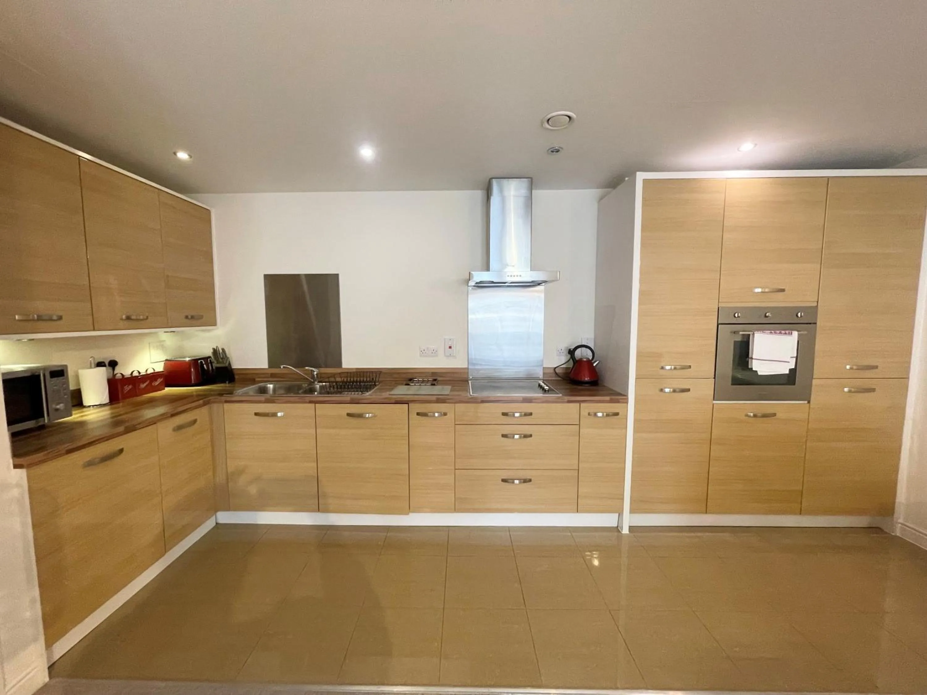 Kitchen or kitchenette in Blue Sky Apartments @Wallis Square, Farnborough