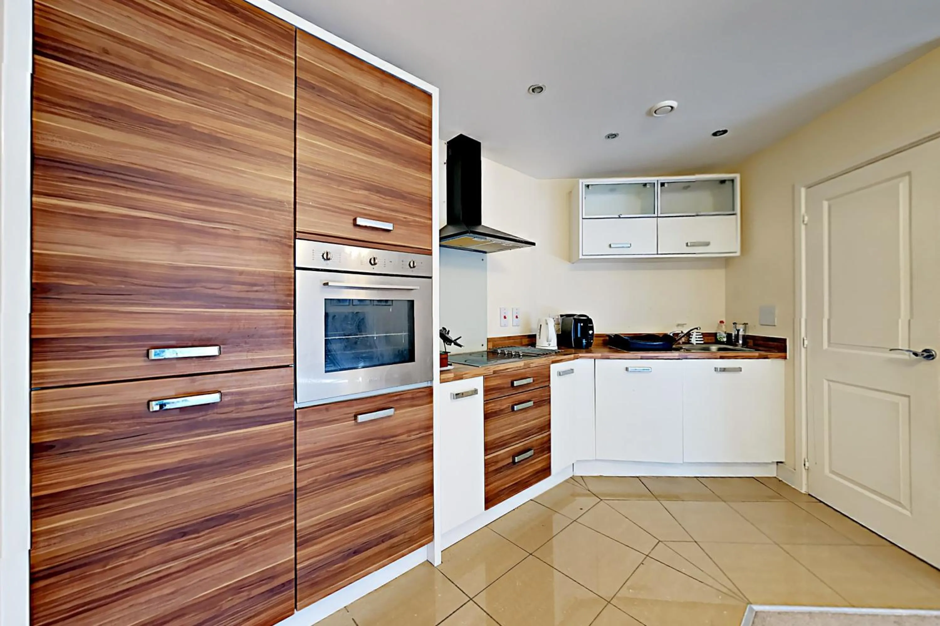 Kitchen or kitchenette in Blue Sky Apartments @Wallis Square, Farnborough