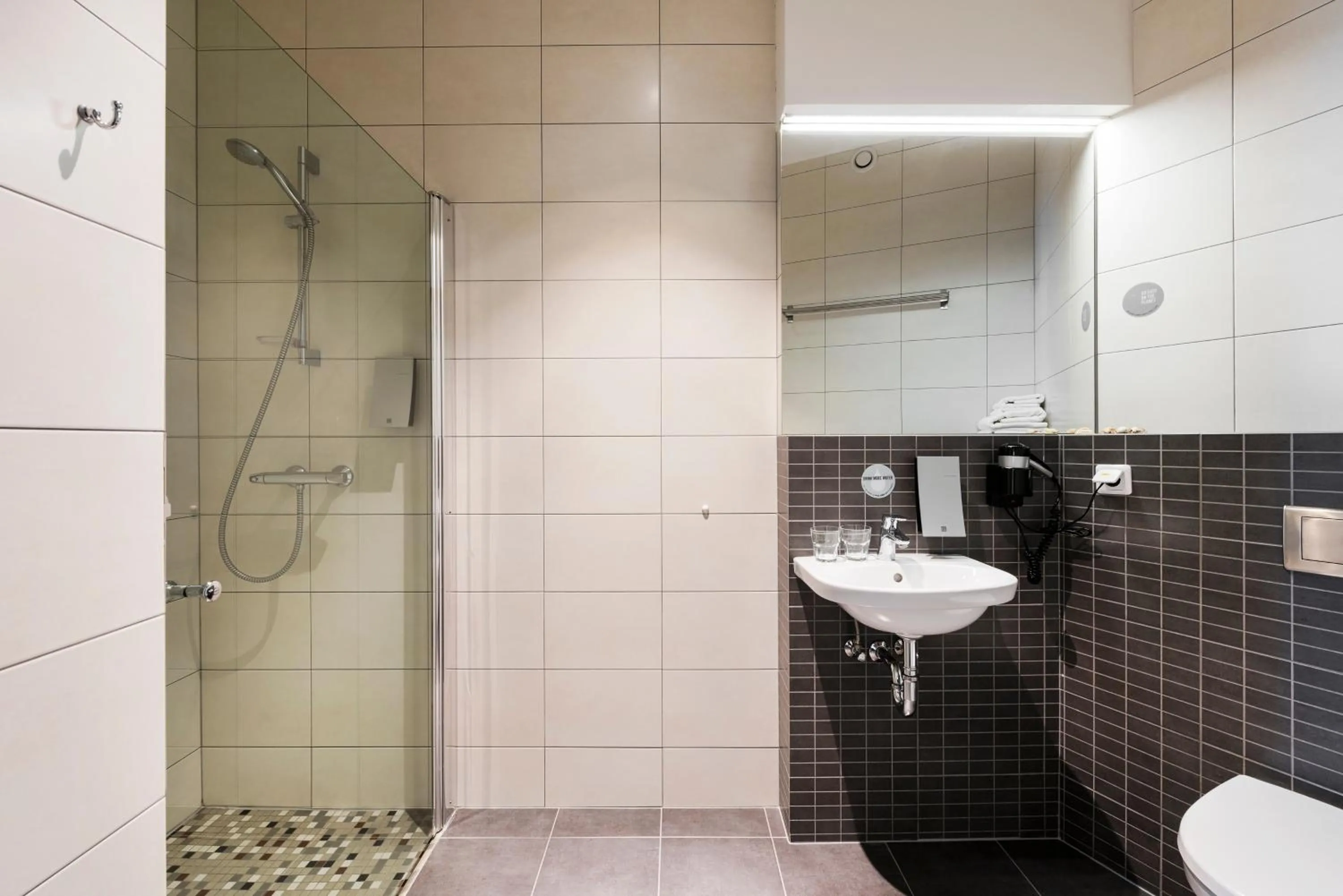 Shower in Comfort Hotel LT - Rock 'n' Roll Vilnius
