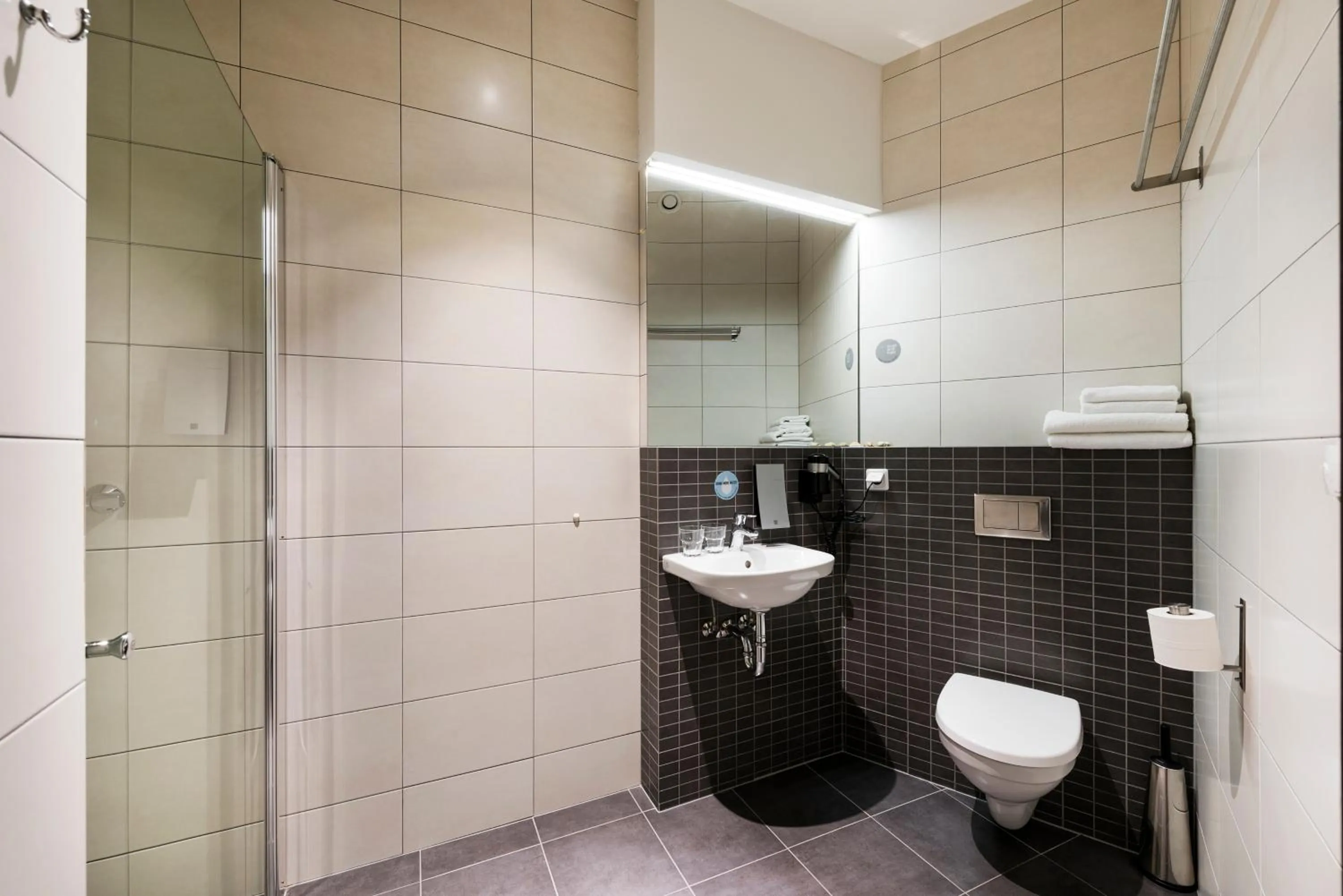 Shower in Comfort Hotel LT - Rock 'n' Roll Vilnius