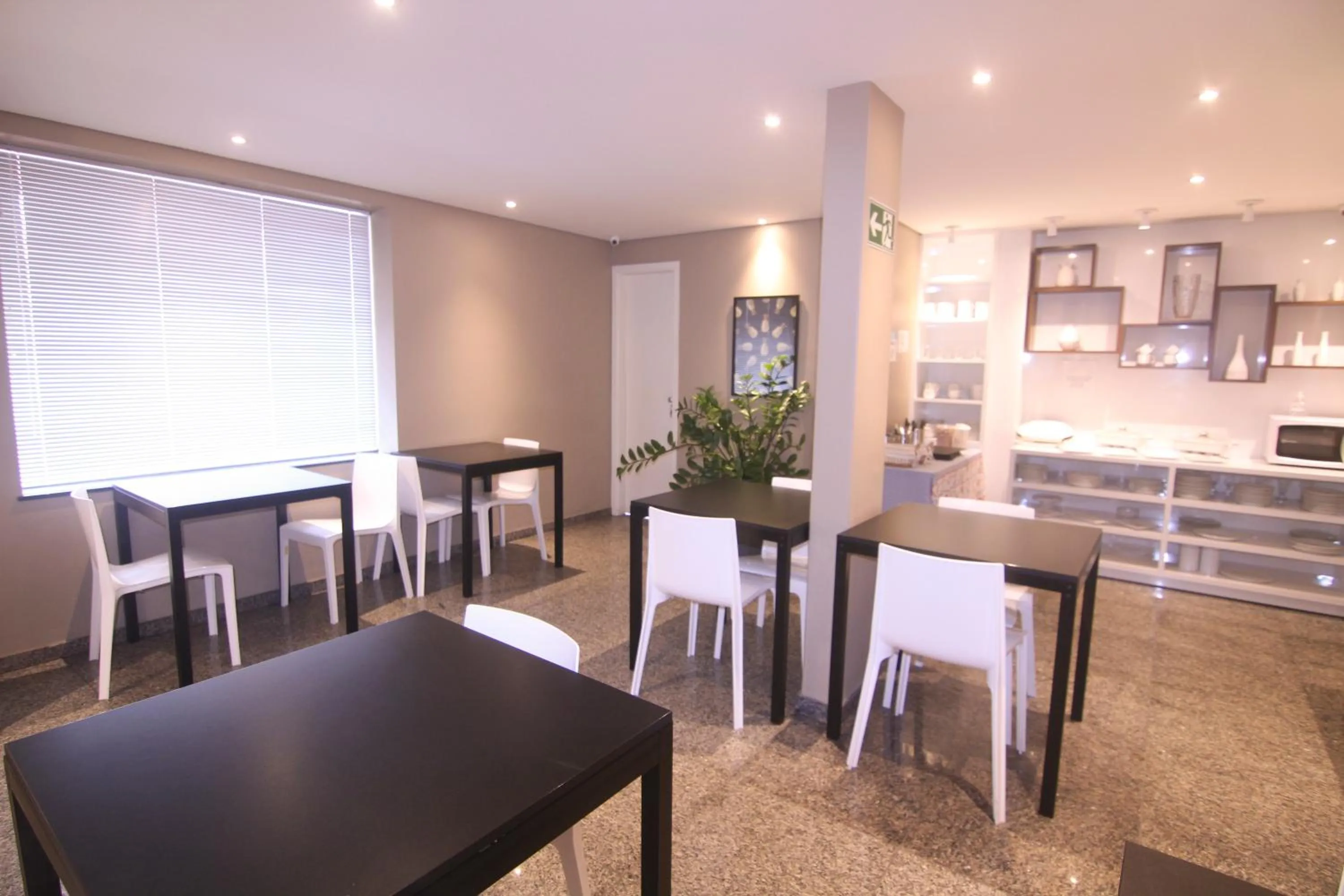 Restaurant/places to eat in Hotel Alpha