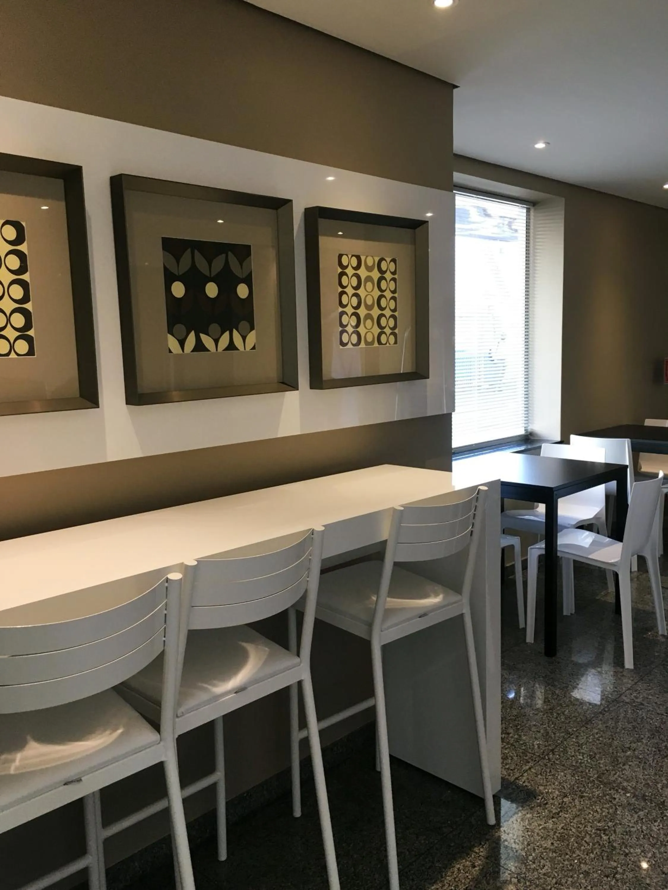 Restaurant/places to eat in Hotel Alpha