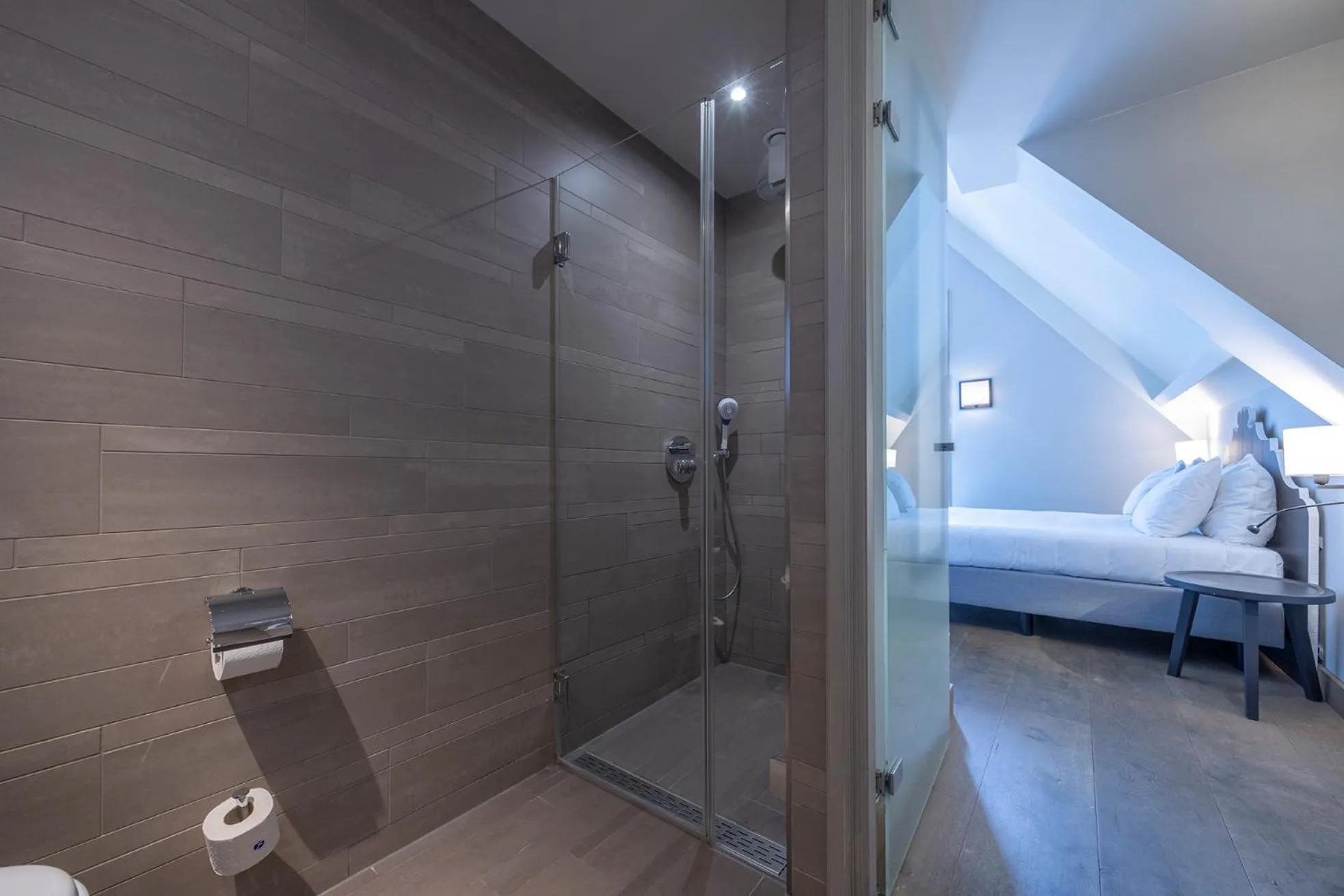 Shower, Bed in Fletcher Hotel - Restaurant Nautisch Kwartier