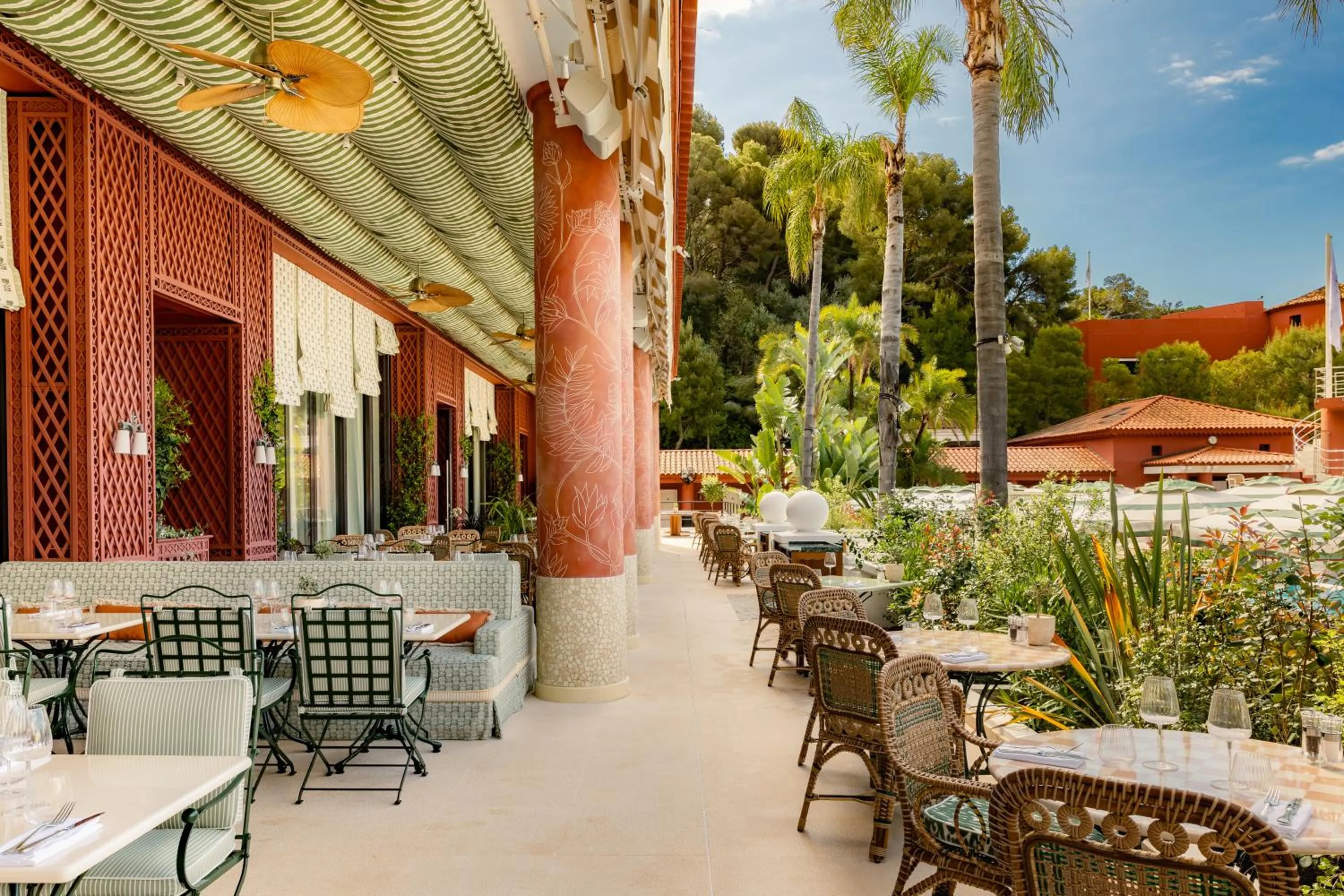 Restaurant/places to eat in Monte-Carlo Beach