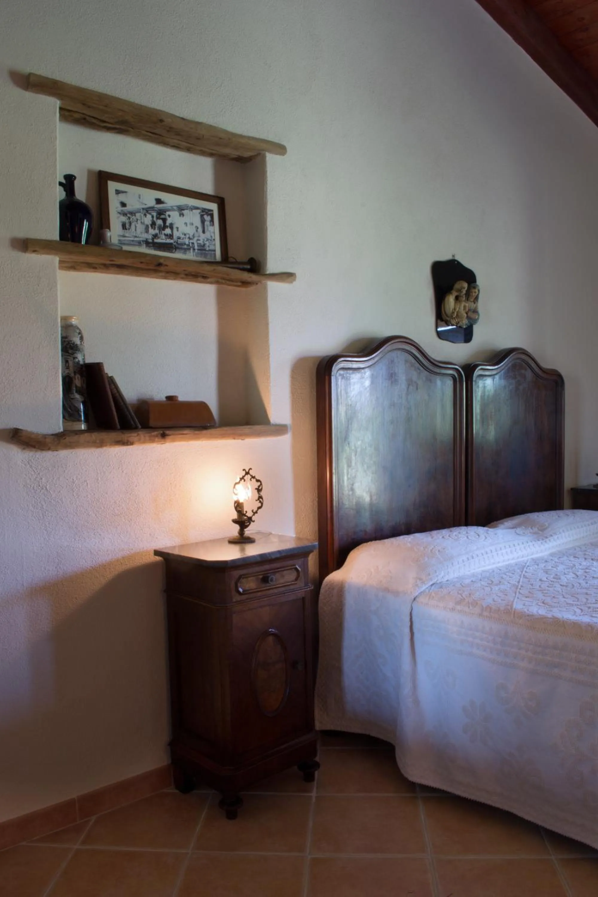 Decorative detail, Bed in Domo Minnannu Miriu