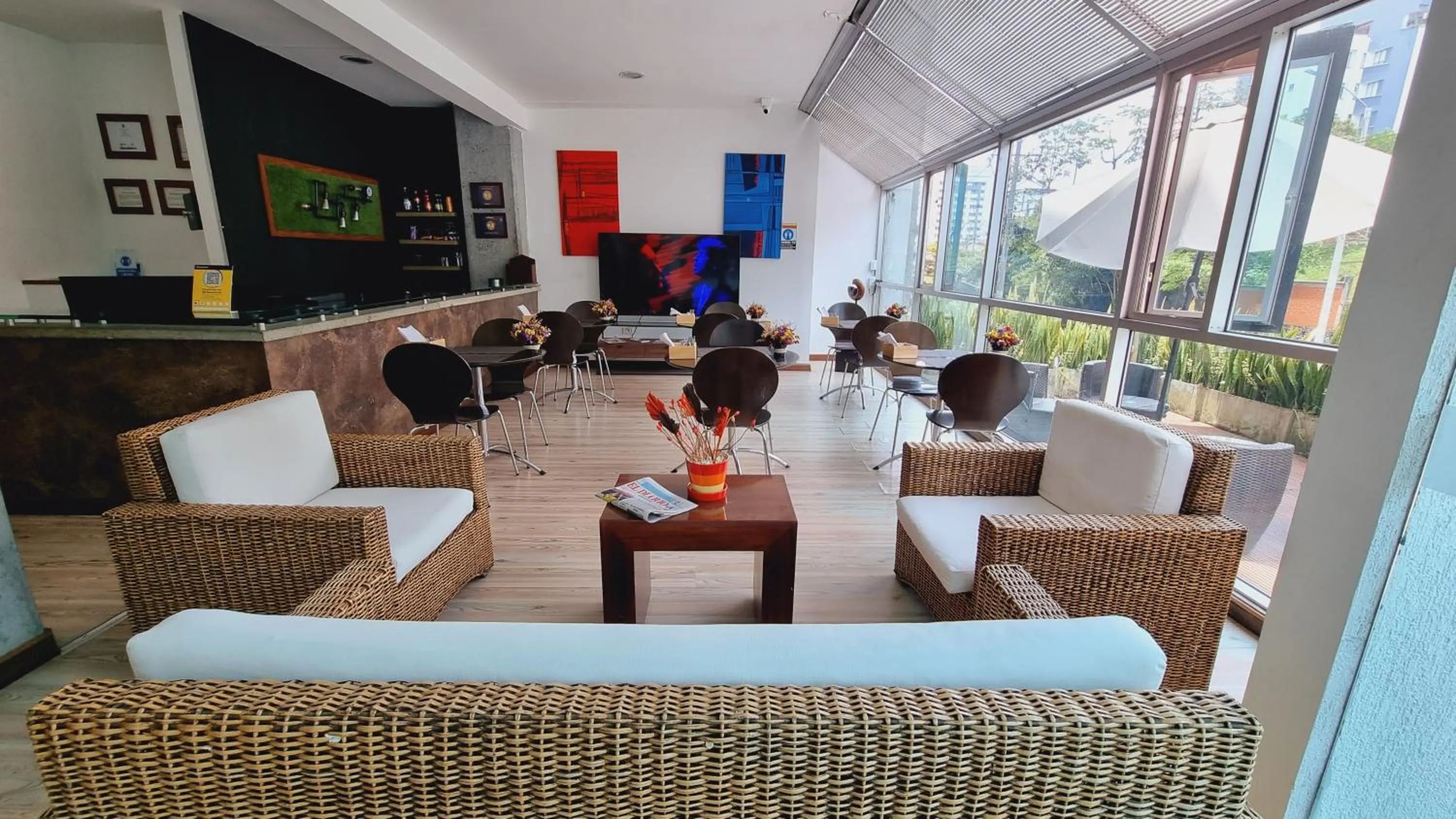 Communal lounge/ TV room in Habitat Suites Hotel By GHO Hoteles