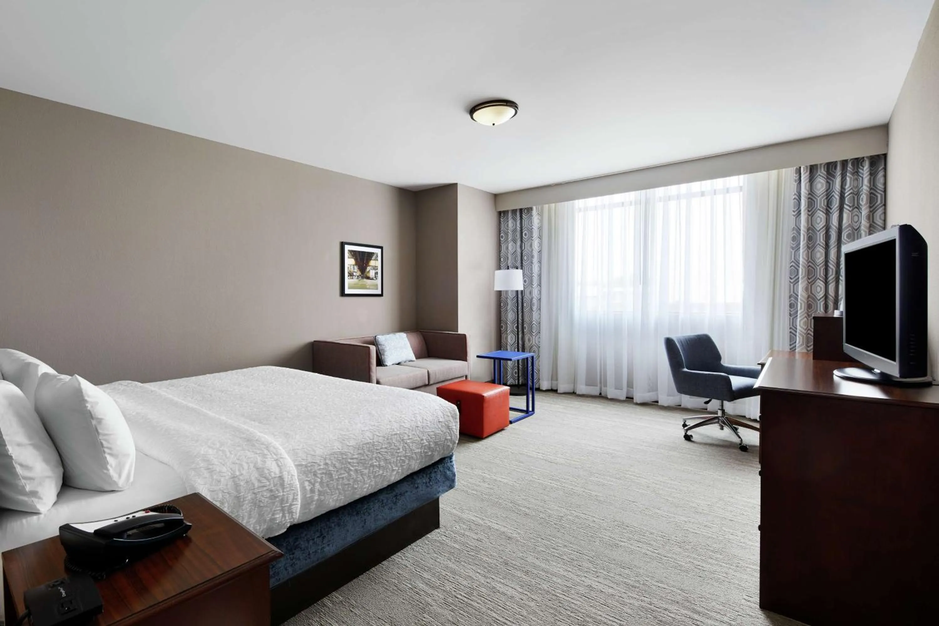 Bedroom, Bed in Hampton Inn & Suites Mt. Prospect