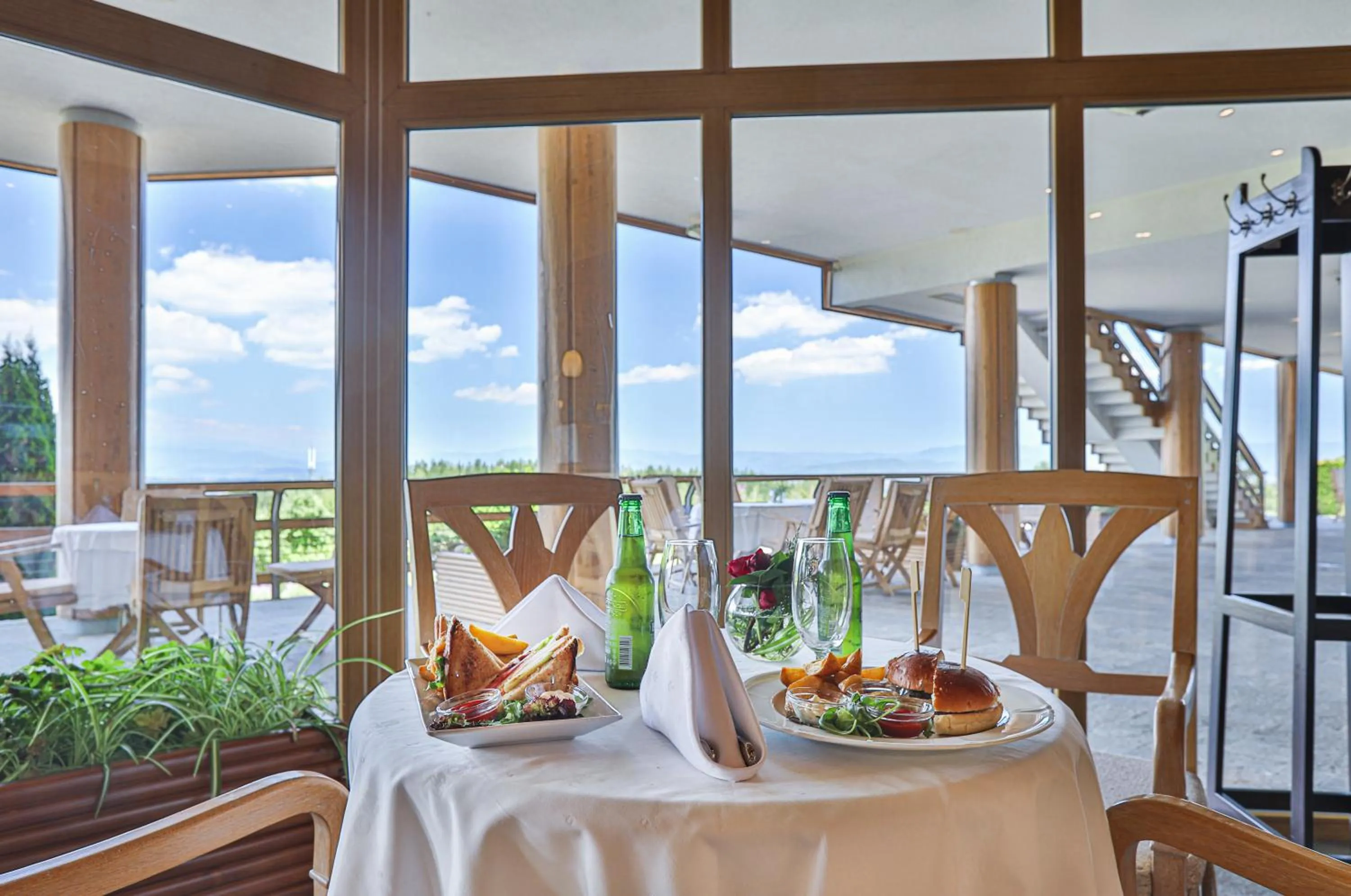 Restaurant/places to eat in Pirin Golf & Country Club Apartment Complex