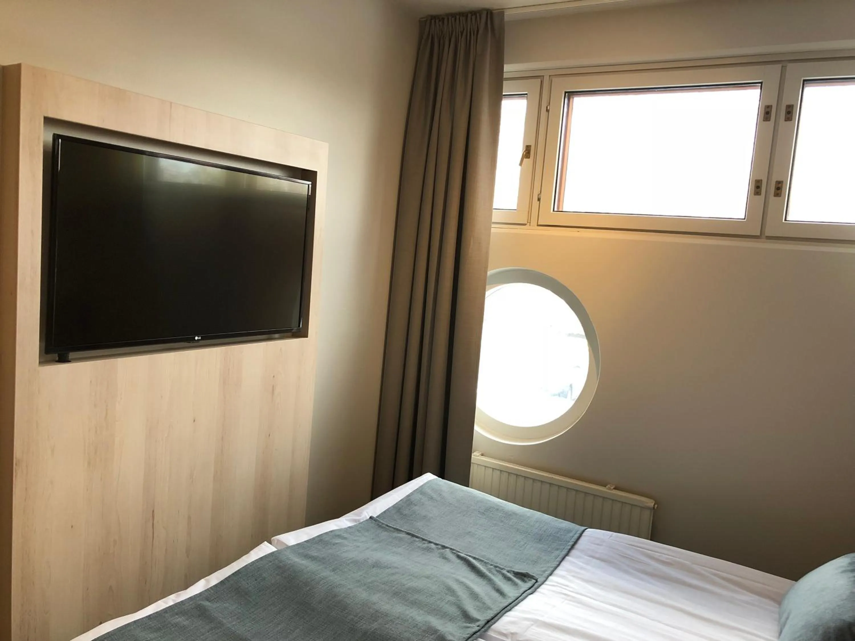 TV and multimedia, Bed in Pilot Airport Hotel