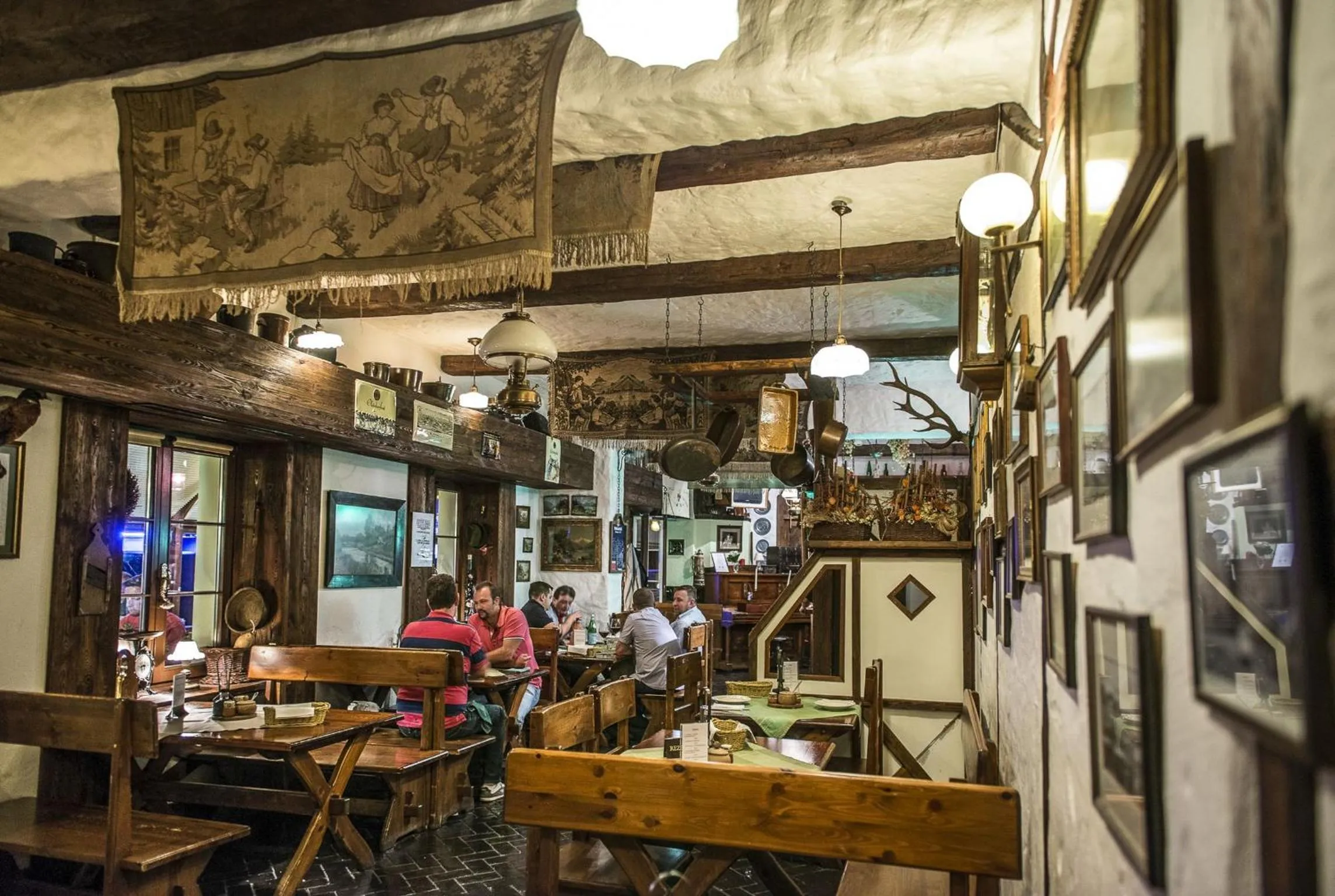 Restaurant/places to eat in Hotel Starka