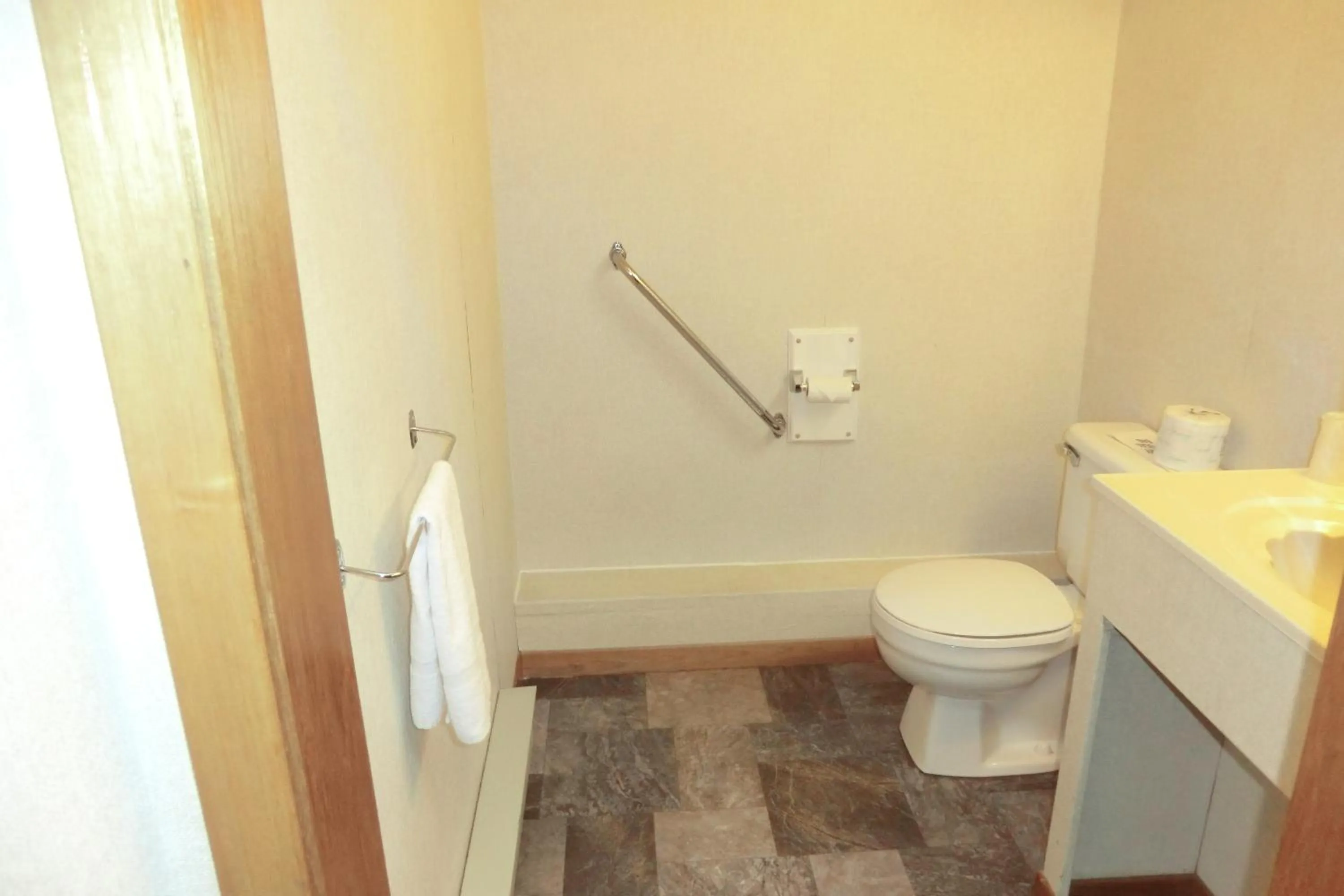 Bathroom in Admiral Digby Inn Restaurant and Cottages