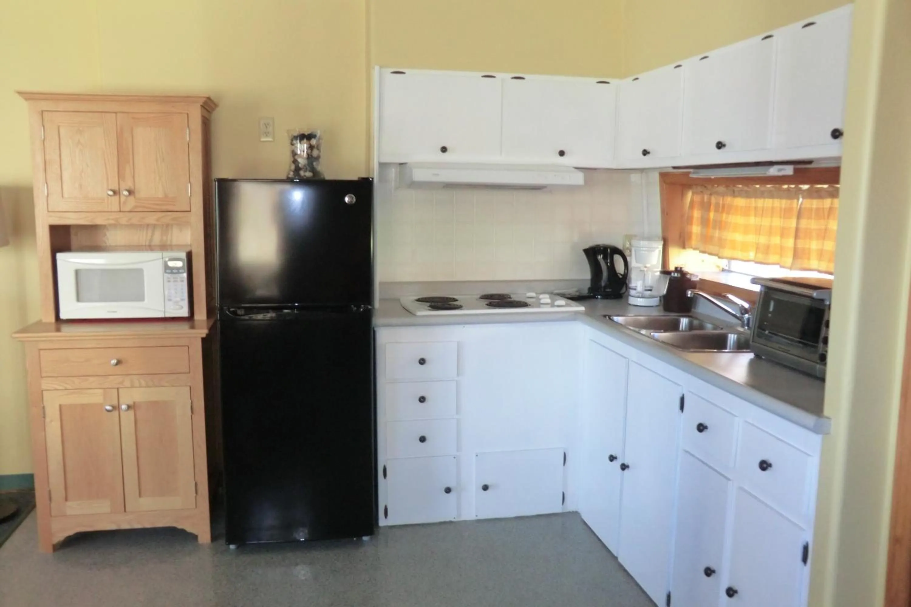 Kitchen or kitchenette in Admiral Digby Inn Restaurant and Cottages