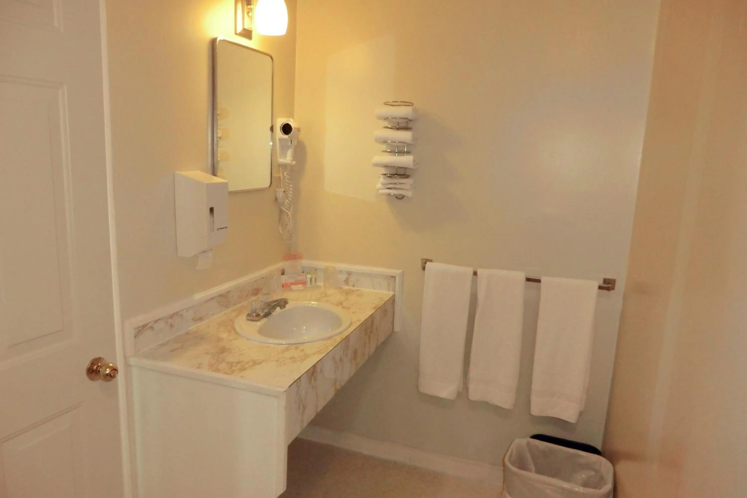 Bathroom in Admiral Digby Inn Restaurant and Cottages