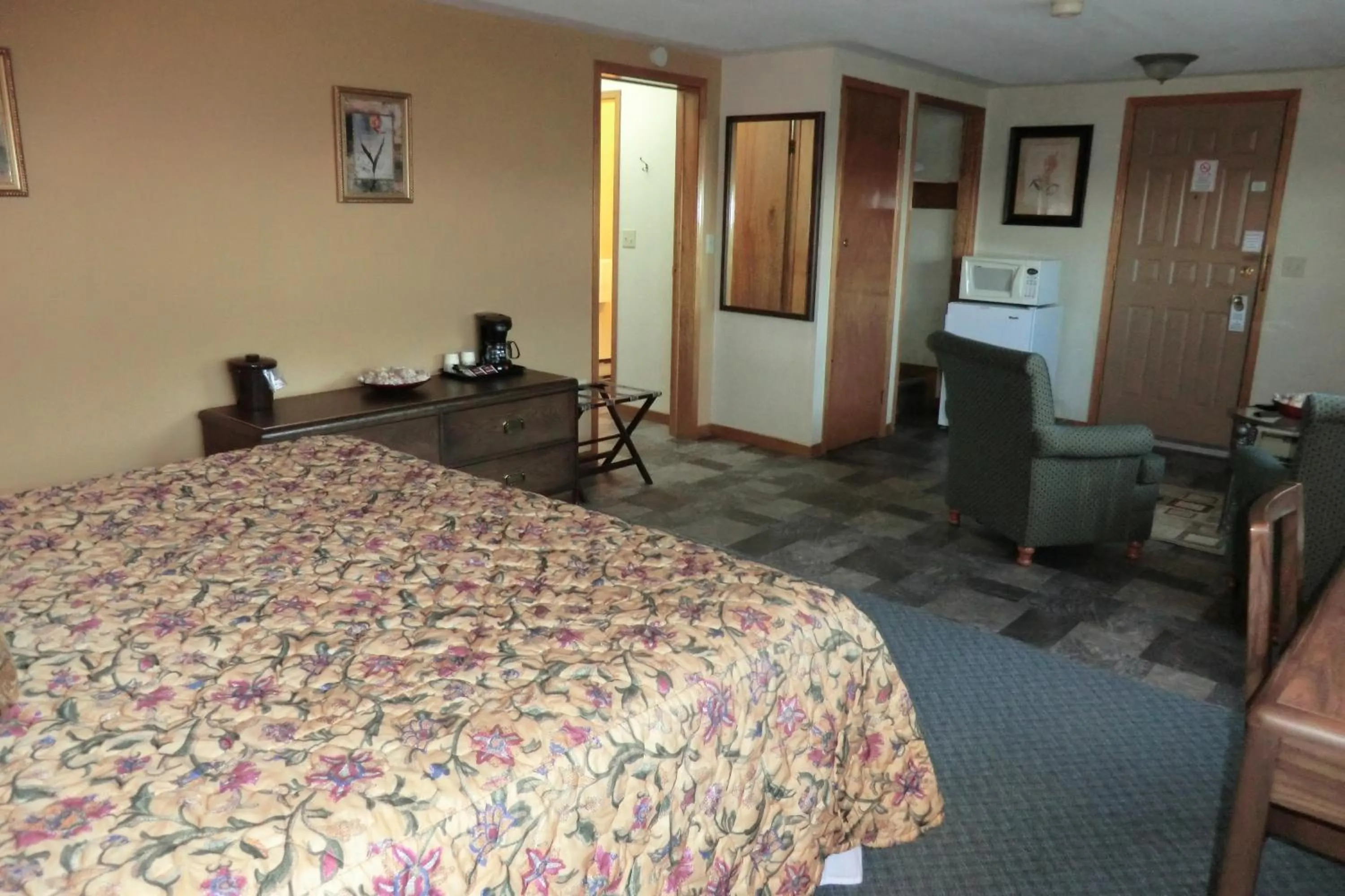 Photo of the whole room, Bed in Admiral Digby Inn Restaurant and Cottages