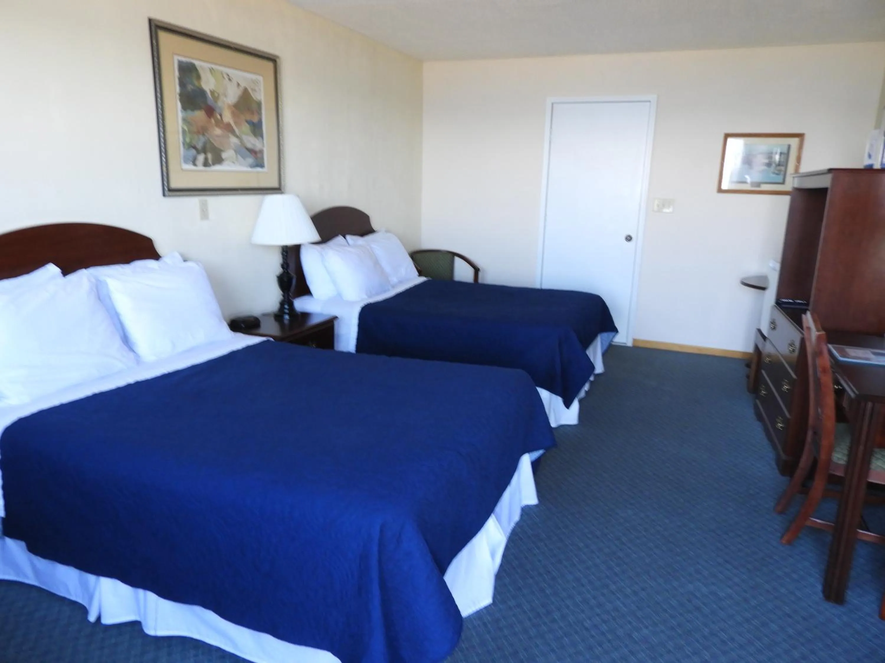 Photo of the whole room, Bed in Admiral Digby Inn Restaurant and Cottages