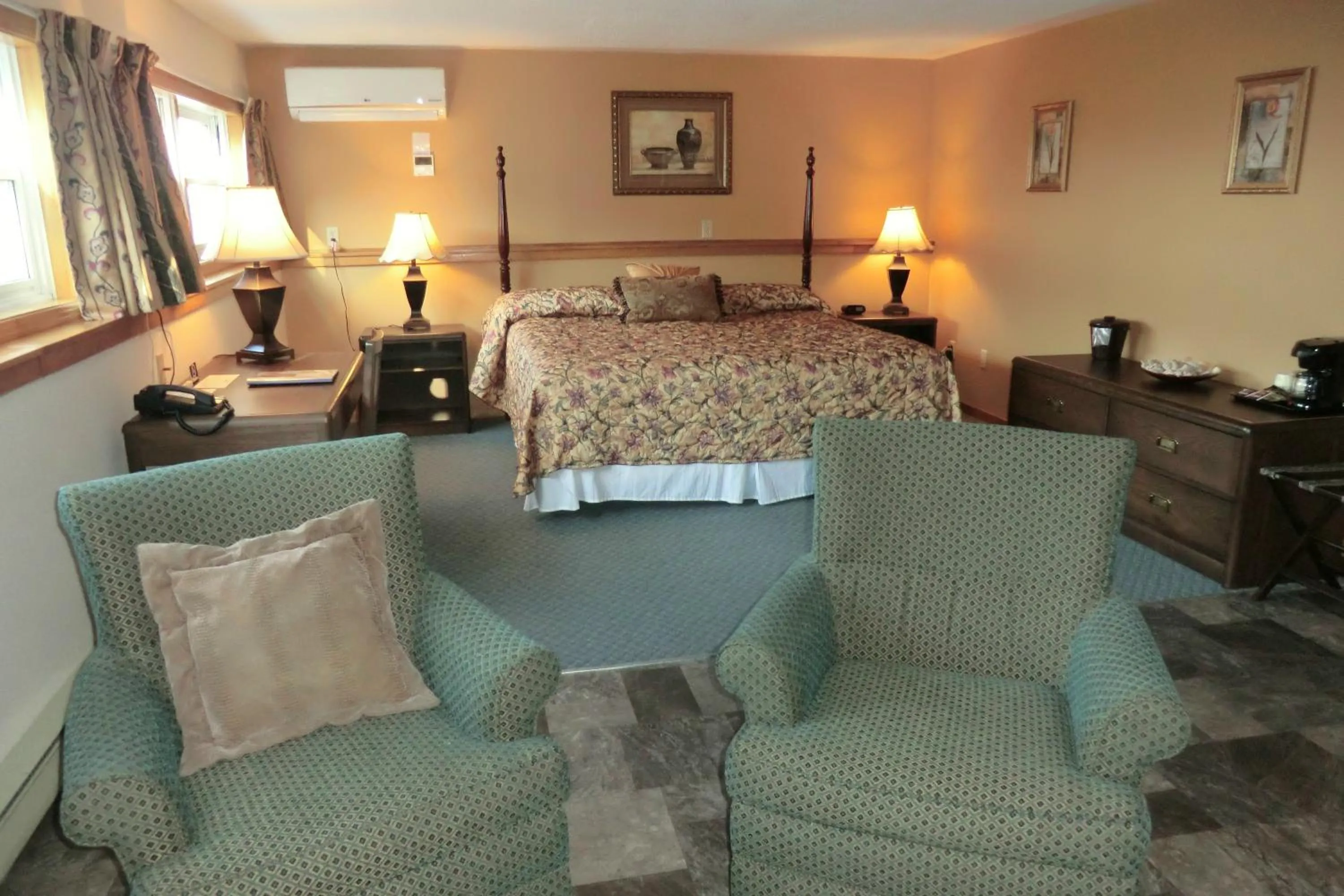 Photo of the whole room, Bed in Admiral Digby Inn Restaurant and Cottages